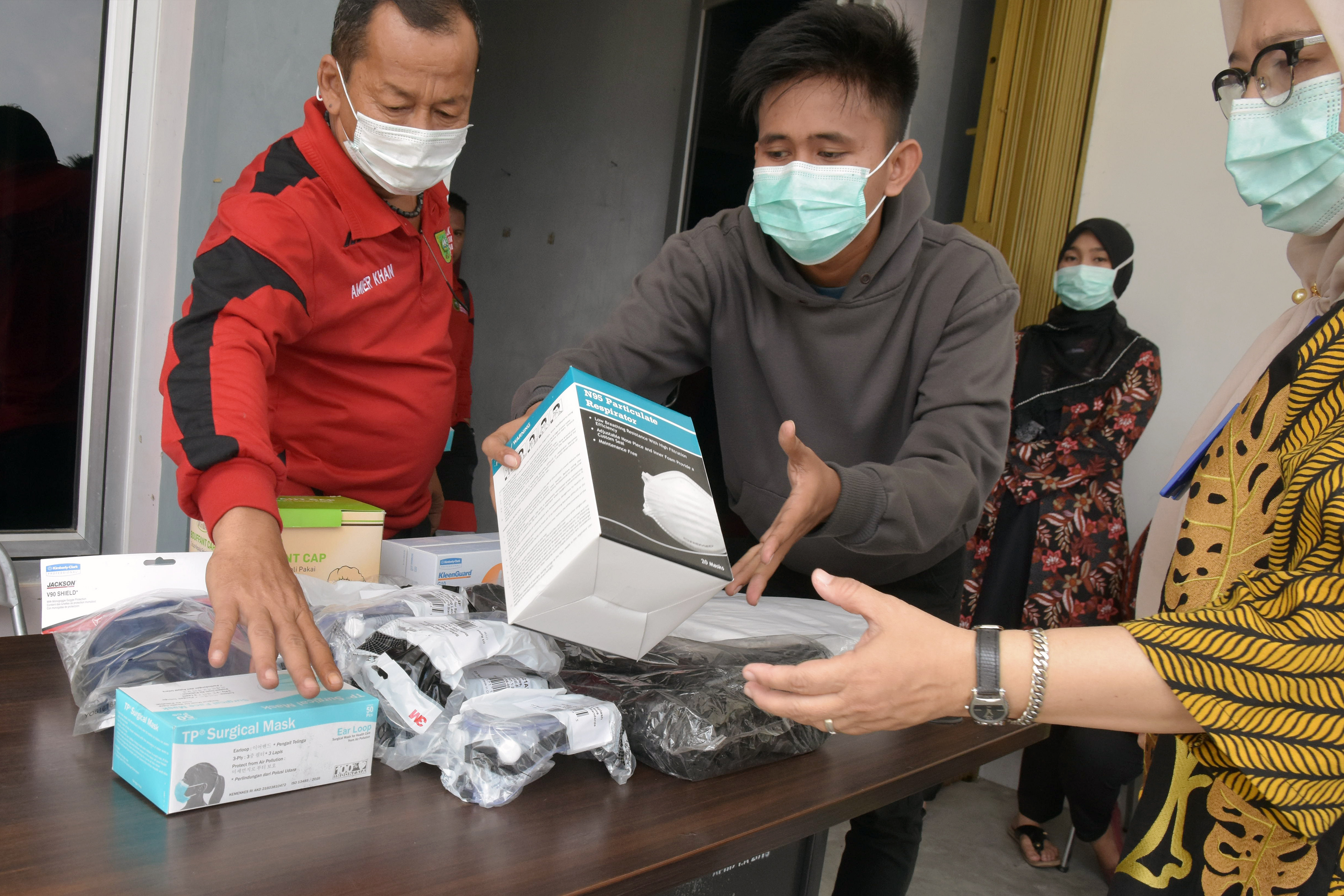 Alat Pelindung Diri (AVD) kini menjadi kebutuhan mendesak bagi petugas medis yang menangani pasien Covid-19