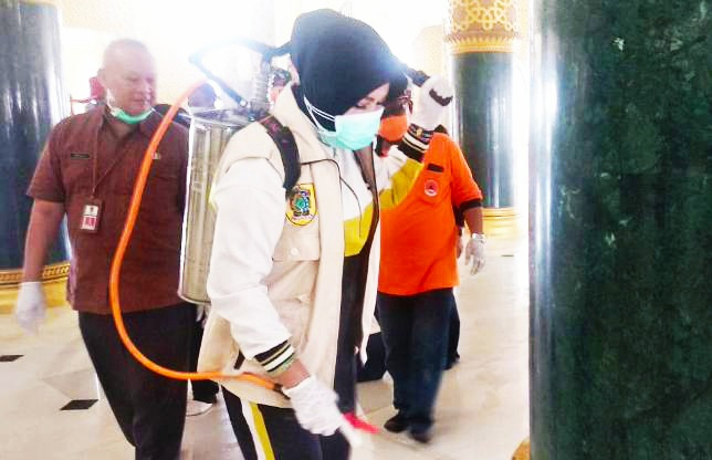 Bupati Sri Mulyani pimpin penyemprotan disinfektan untuk pencegahan penyebaran virus korona di Klaten. 
