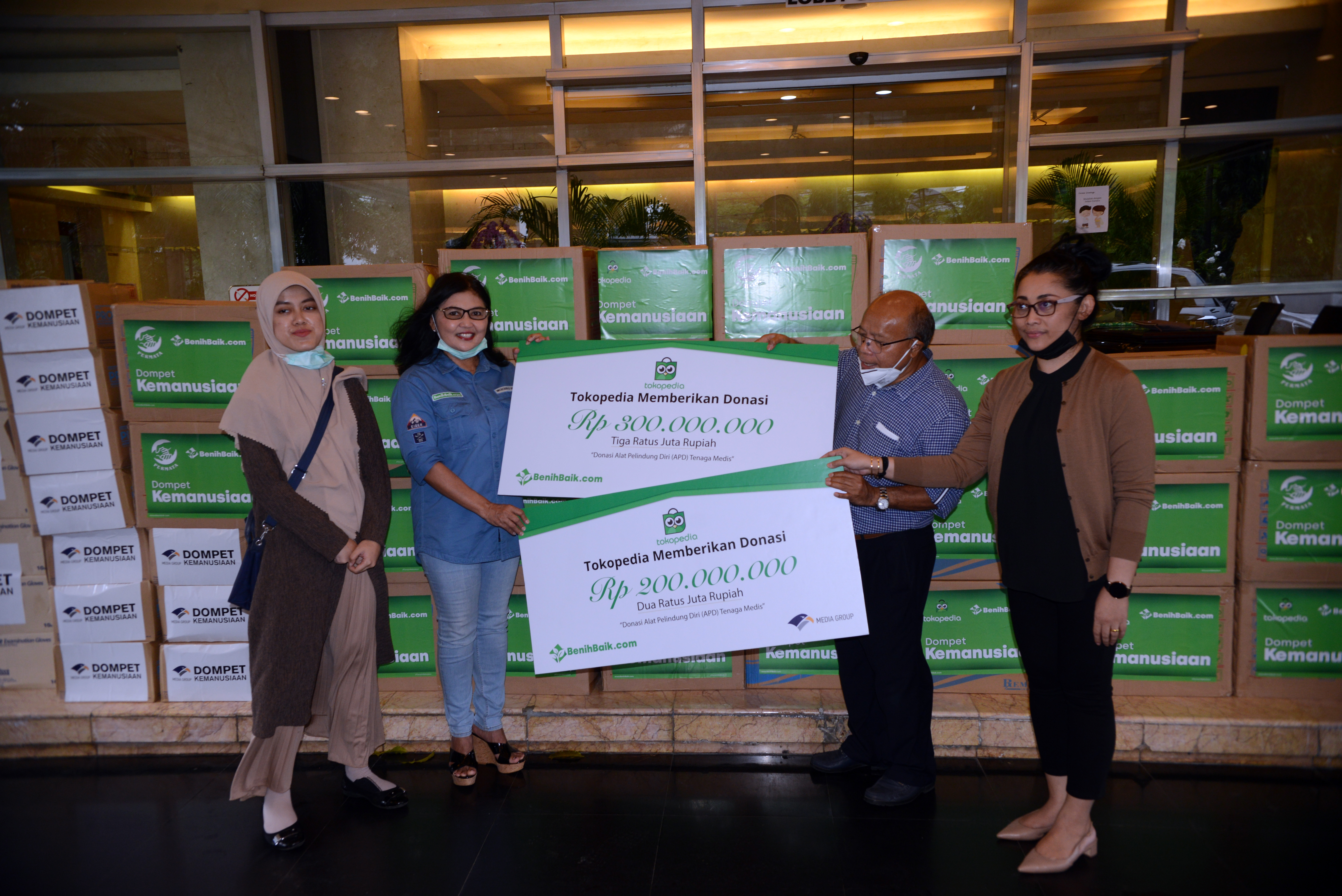 Tokopedia bekerja sama dengan Yayasan Benih Baik menyalurkan bantuan dari donasi yang diberikan oleh pelanggan Tokopedia.