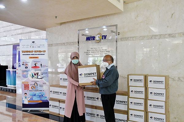 Presdir Metro Tv Don Bosco (kanan) mewakili Media Group menyerahkan bantuan sejumlah Alat Pelindung Diri (APD) kepada Relawan Co Hope