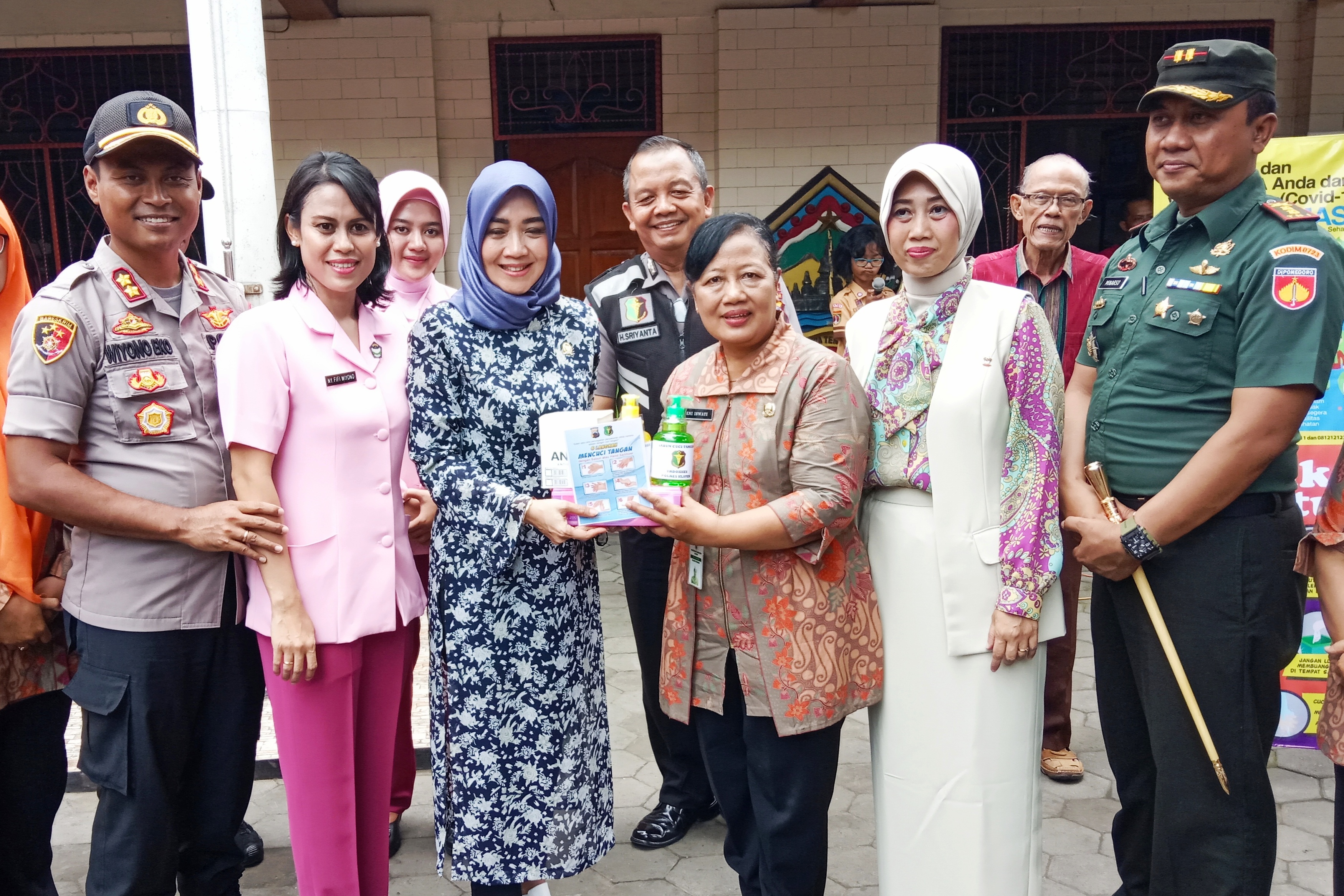 Legislator NasDem Eva Yuliana, Kapolres AKB Wiyono Eko Prasetyo, dan Dandim 0723 Klaten Letkol Minarso saat sosialisasi pola hidup sehat.