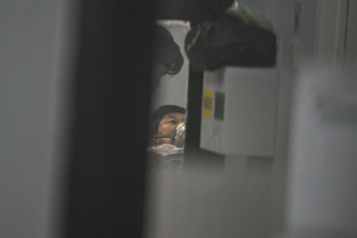 Pasien terinfeksi virus korona.