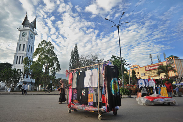 Jam Gadang simbol Kota Padang. Dalam menangkal wabah korona, sejumlah akses menuju Kota Padang akan ditutup.