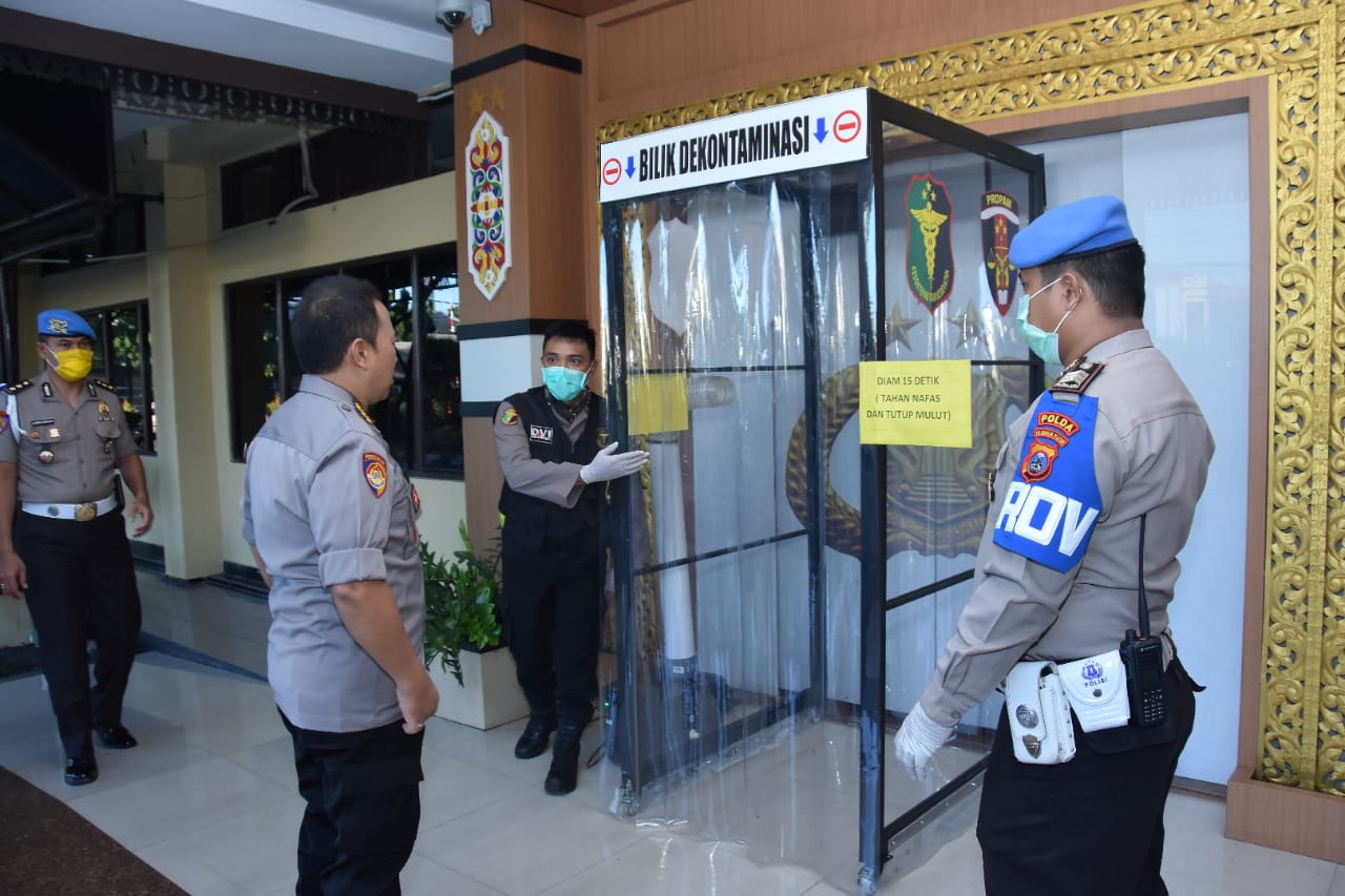 Cegah virus korona, tenda disinfektan atau tenda sterilisasi, dan bilik dekontaminasi disiapkan di pintu masuk Mapolda Kalsel