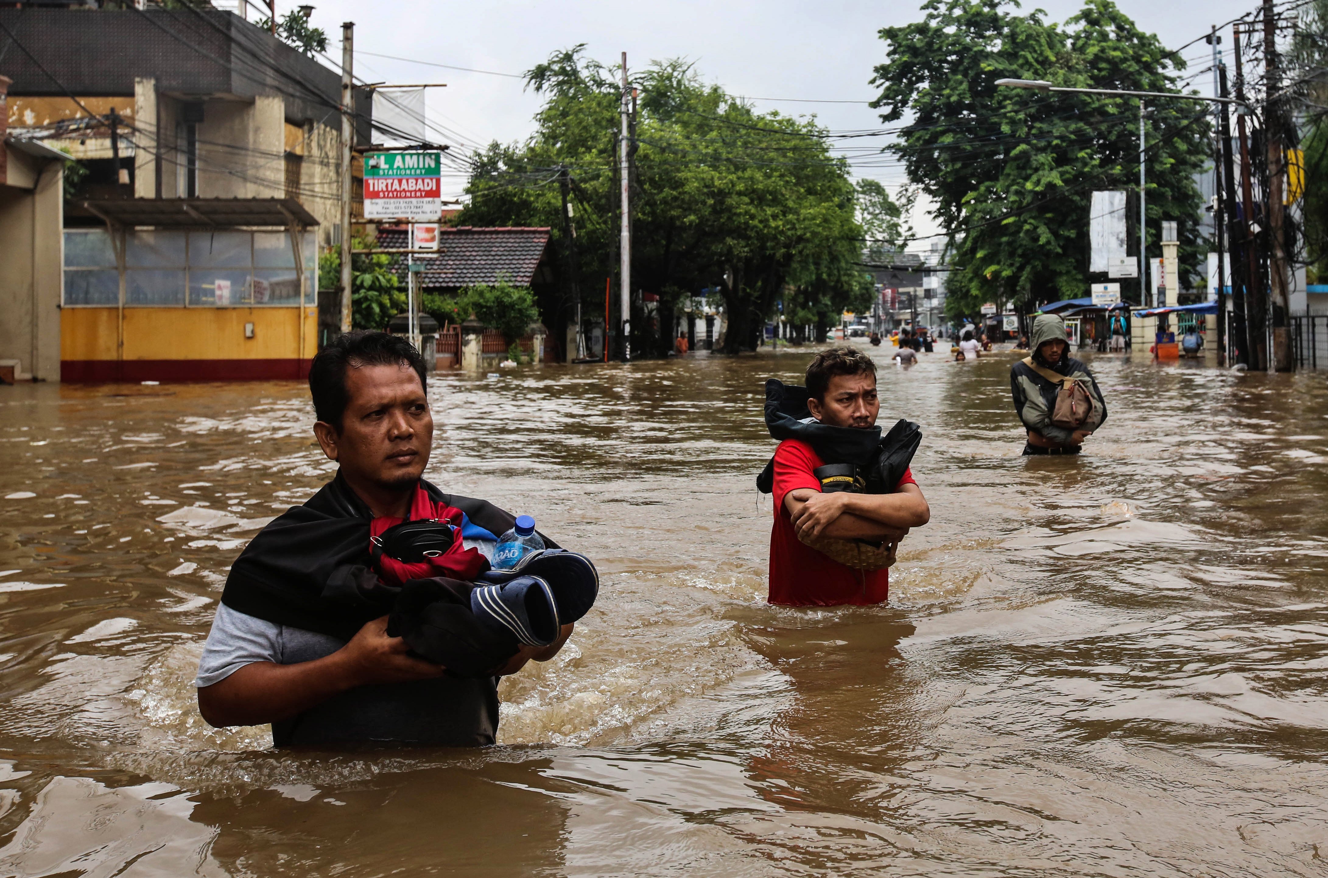 Warga melewati banjir yang menggenangi kawasan Bendungan Hilir, Jakarta, akhir Februari lalu.