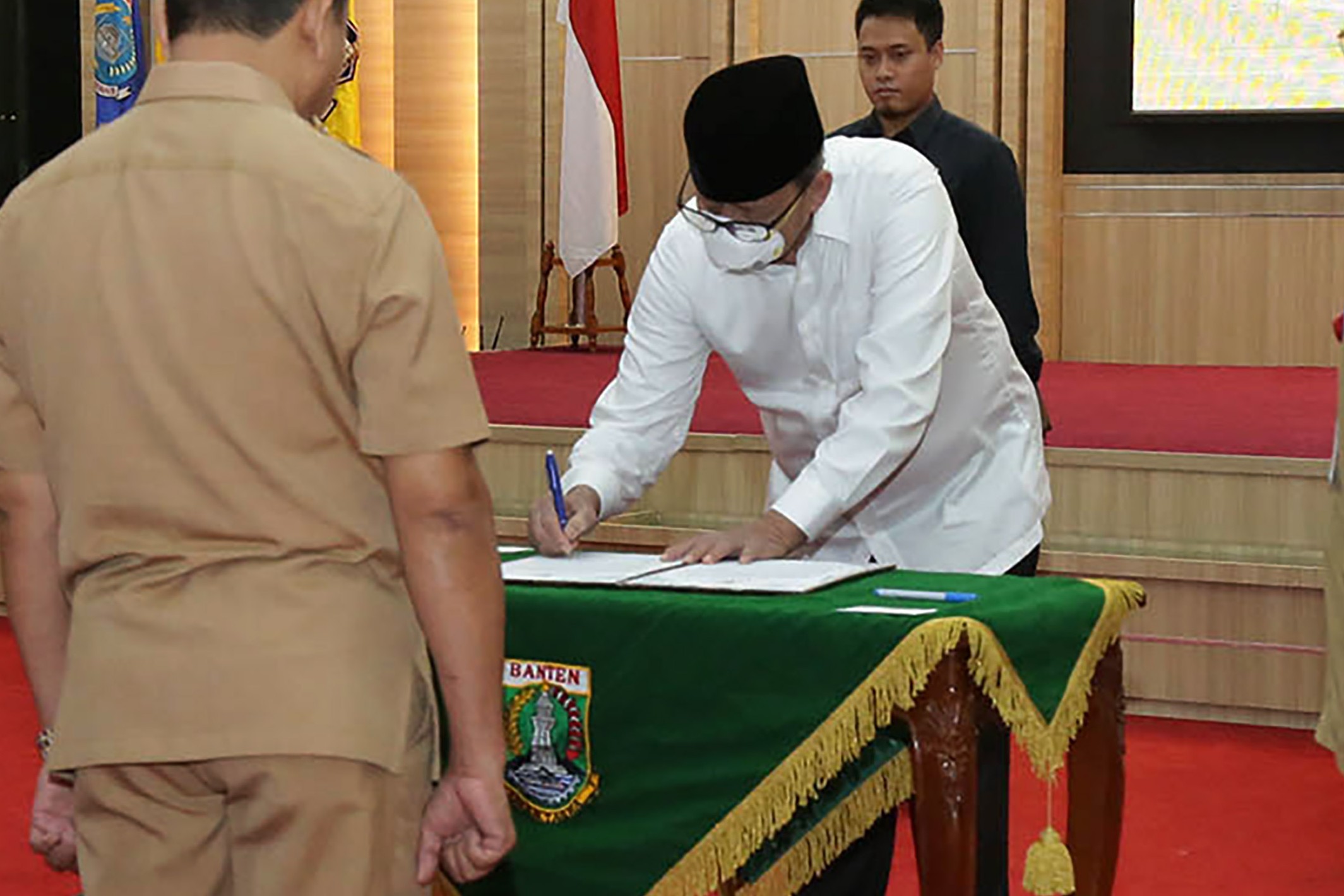 Gubernur Banten Wahidin Halim mengenakan masker dalam sebuah acara pemerintahan. 