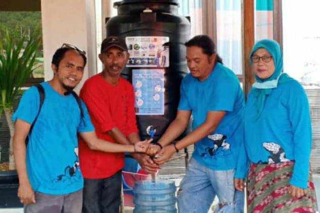 Warga yang tergabung dalam ALB menyumbangkan wastafel portabel ke RSUD Komodo