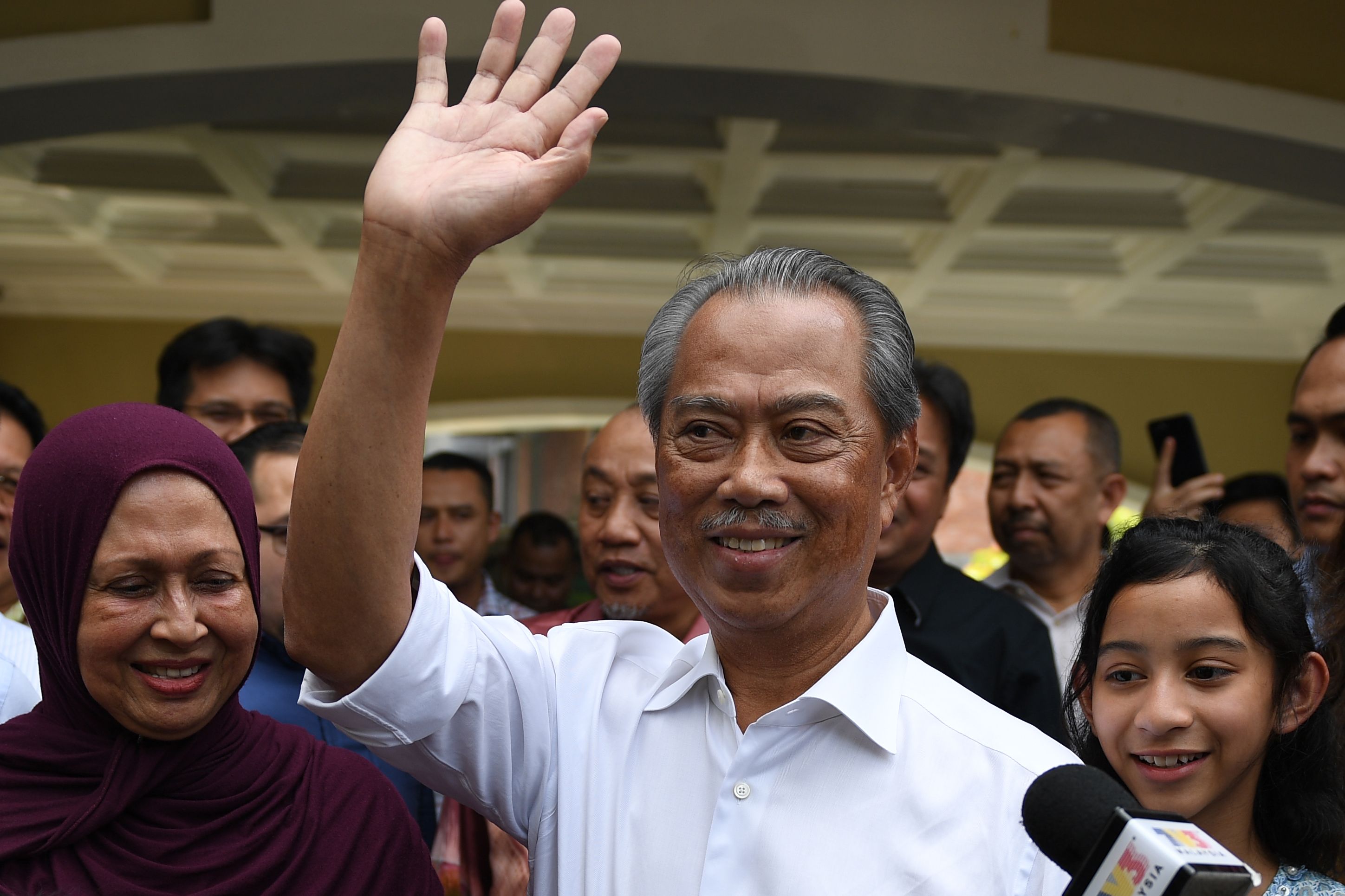 Mantan Menteri Dalam Negeri Malaysia Muhyiddin Yassin (tengah) bersama istri dan anaknya saat bertemu wartawan.  