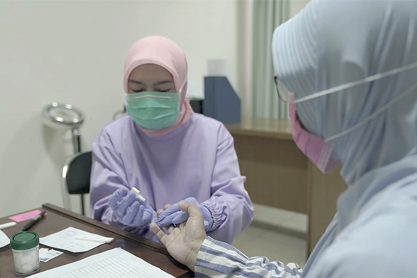 Sejumlah tenaga medis di Rumah Sakit Hasan Sadikin Bandung menjalani rapid tes yang dilakukan Pemerintah Provinsi Jawa Barat.