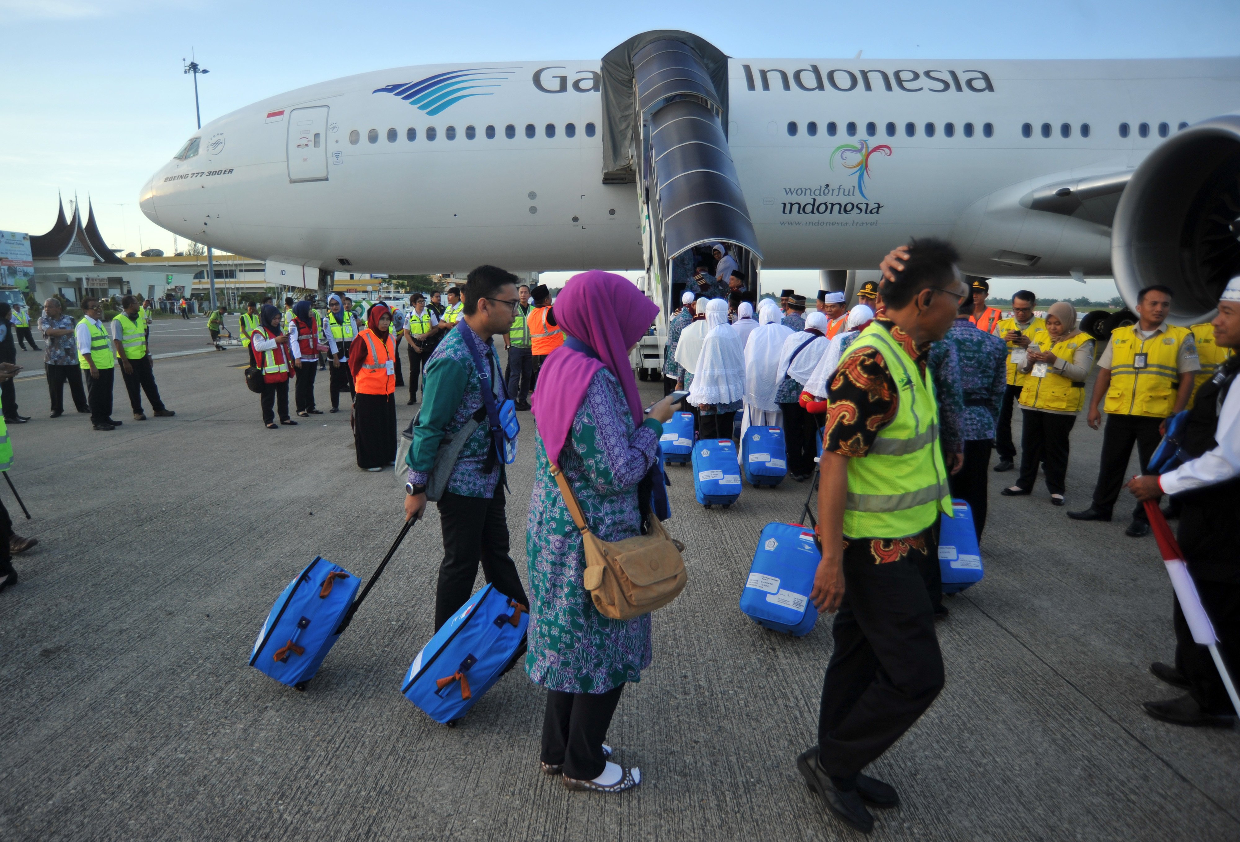 Bandara Fatmawati Soekarno Bengkulu menambah jumlah petugas kesehatan untuk mengantisipasi virus korona. 