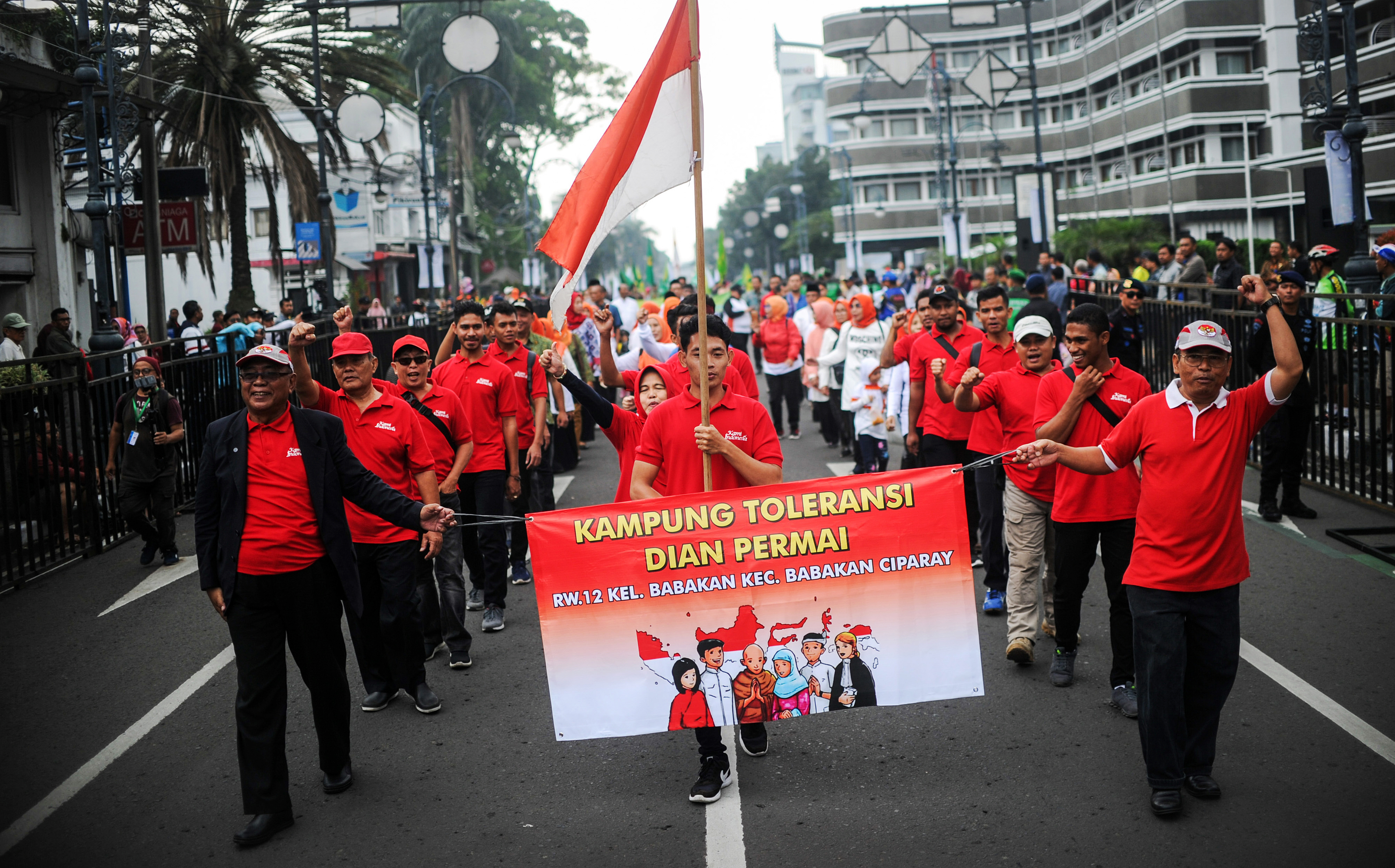 Ormas Islam seperti Muhammadiyah dan NU harus terus menggerakkan Islam moderat di Indonesia. 
