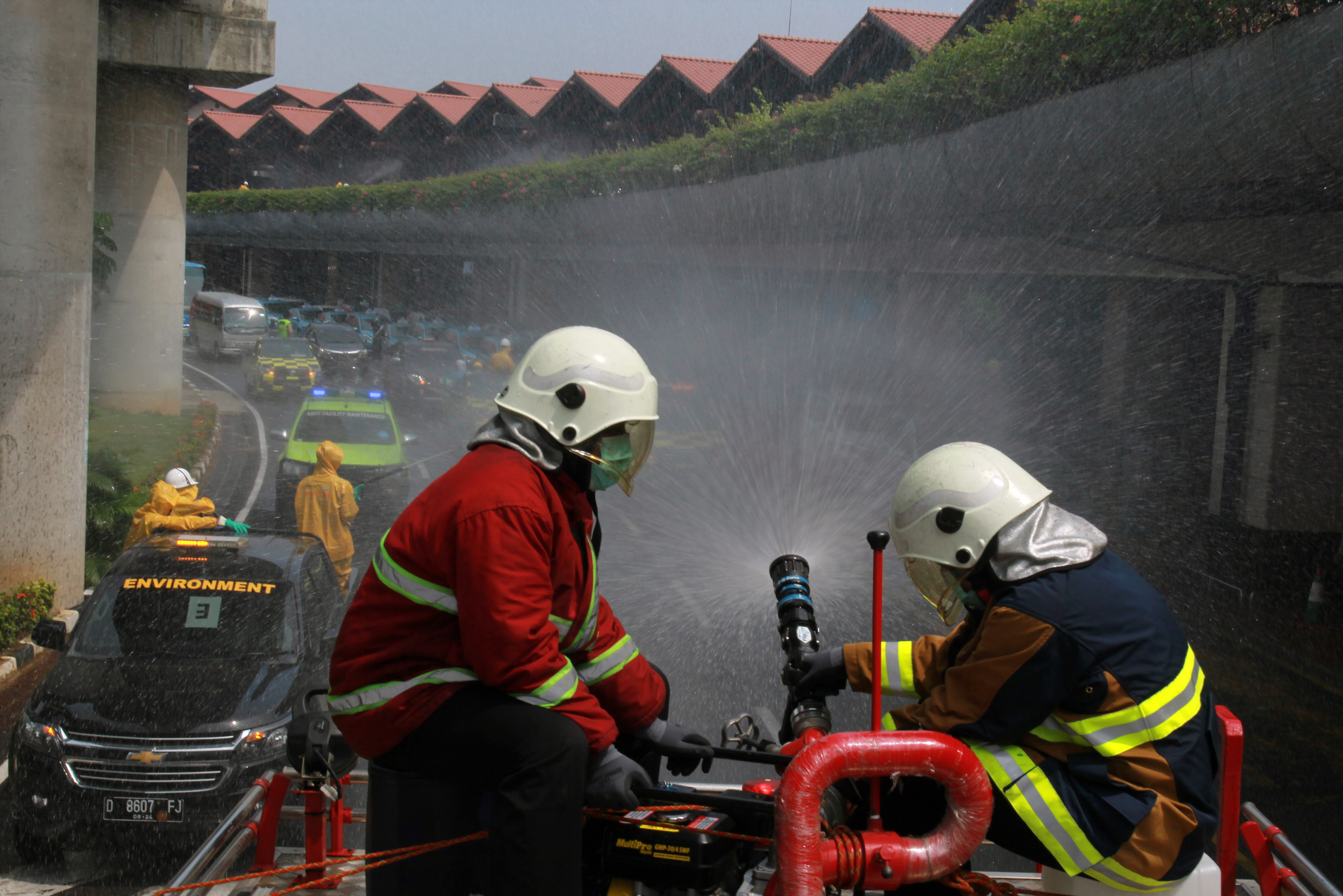 Petugas bandara melakukan penyemprotan cairan disinfektan di Terminal 2 Bandara Soekarno Hatta, Tangerang, Banten, Rabu (25/3/2020).