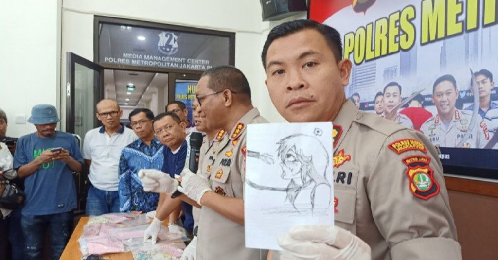 Wakapolrestro Jakarta Pusat AKBP Susatyo memperlihatkan coretan gambar yang dibuat oleh tersangka NF (15) 