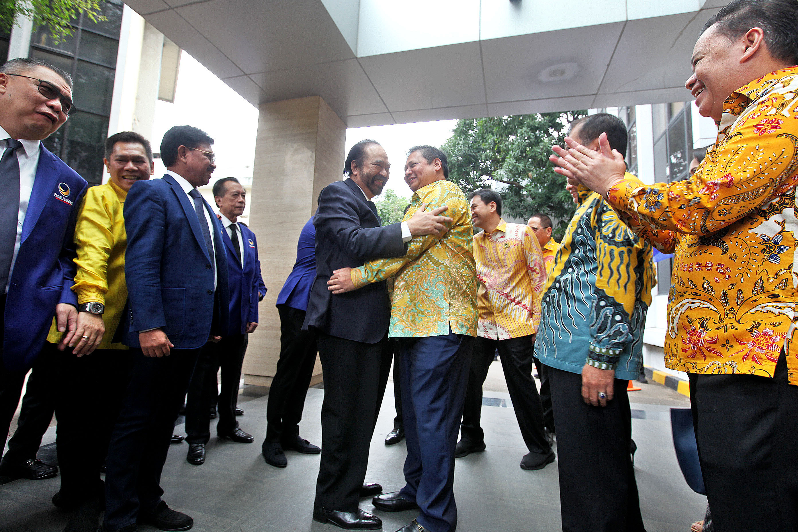 Ketua Umum Partai NasDem Surya Paloh (kiri) berjabat tangan dengan Ketua Umum Partai Golkar Airlangga Hartarto saat melakukan pertemuan.