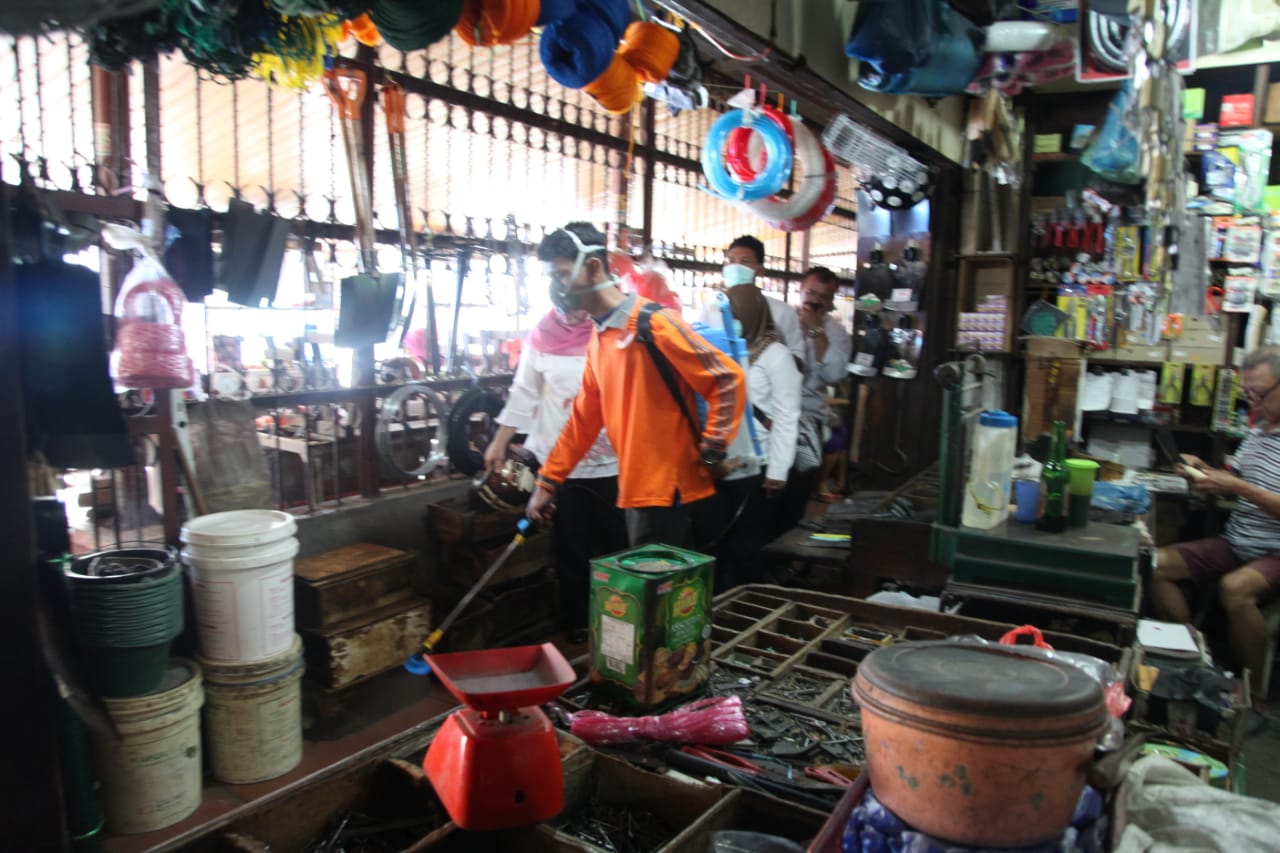 Penyemprotan disinfektan di Pasar Horas Kota Pematangsiantar, Sumatra Utara.