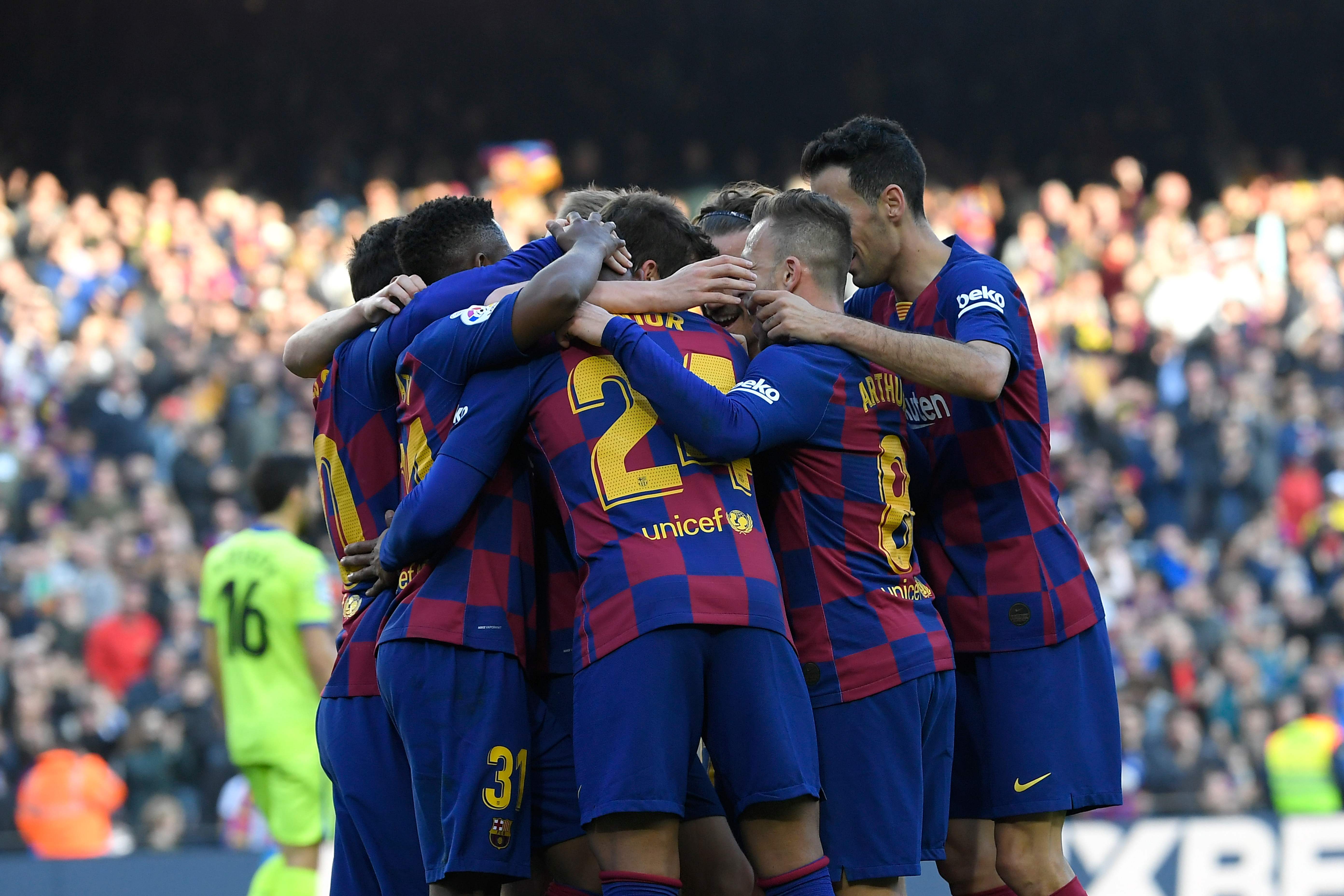 Para pemain Barcelona melakukan selebrasi usai mencetak gol ke gawang lawan.