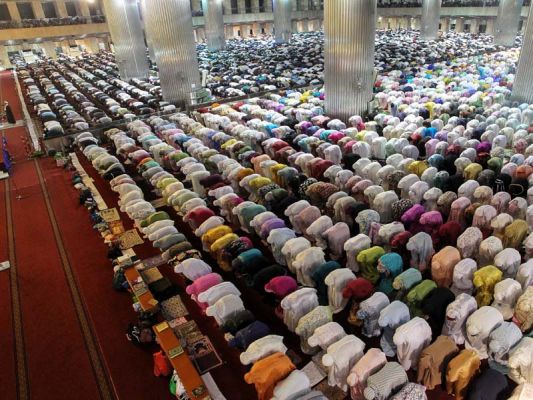 Ilustrasi salat berjamaah.