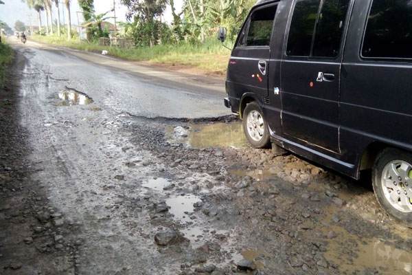 Sejumlah jalan rusak di Kota Depok segera diperbaiki.