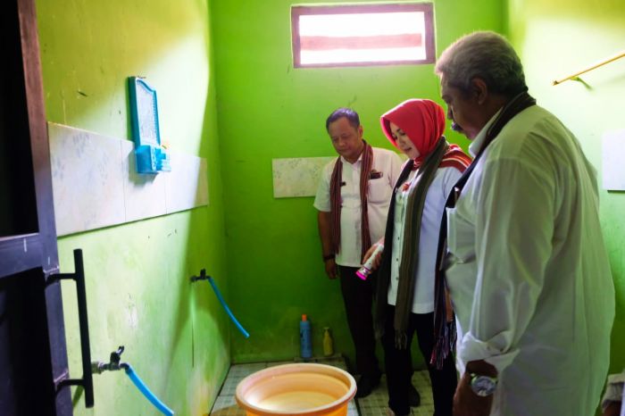 Bupati Klaten Sri Mulyan(tengah) memeriksa kamar mandi masjid Desa Gunung Gajah