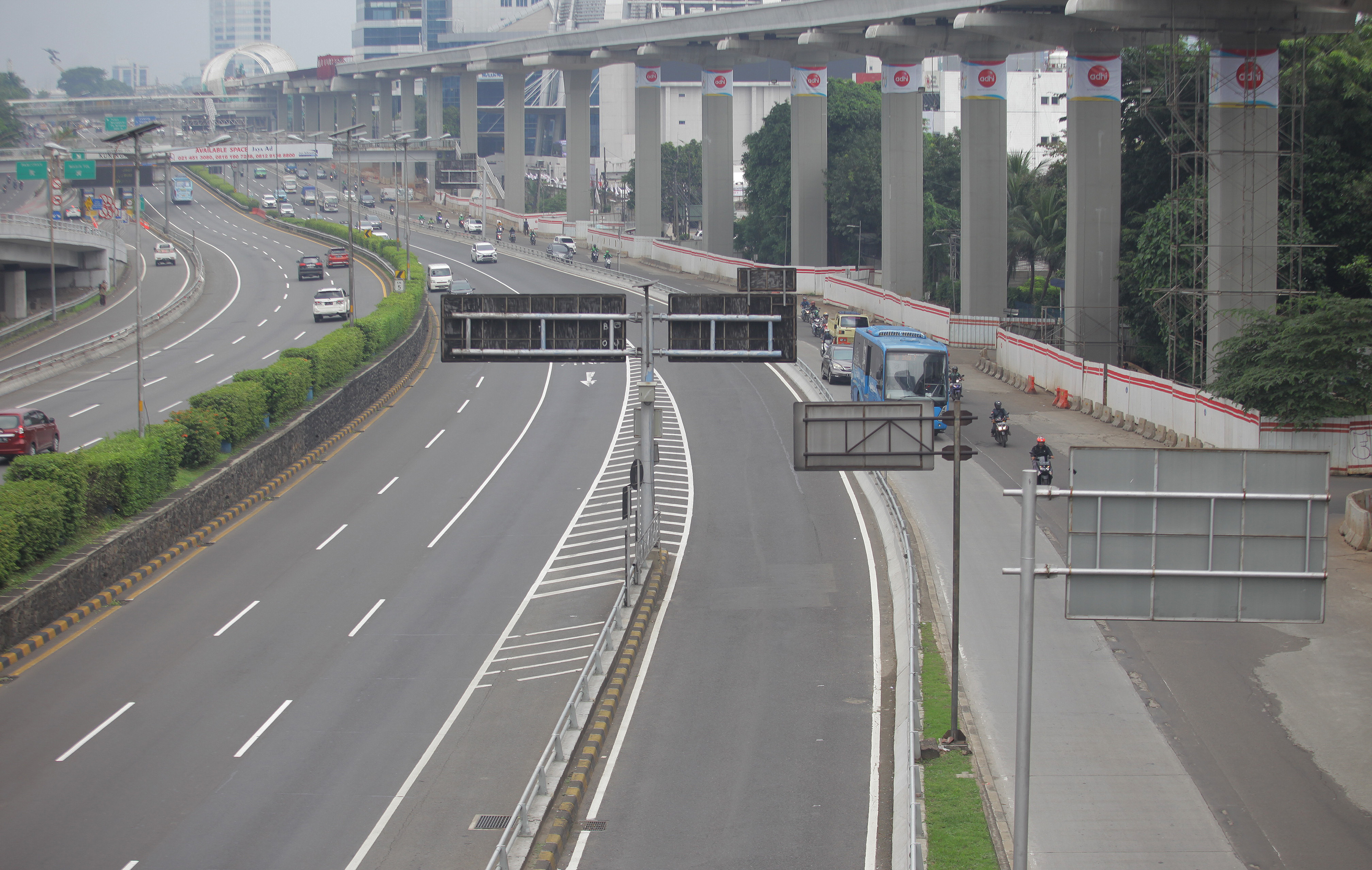 Suasana salah satu sudut ibukota saat kendaraan melintas di Jalan Jenderal Gatot Subroto, Jakarta, hari ini.