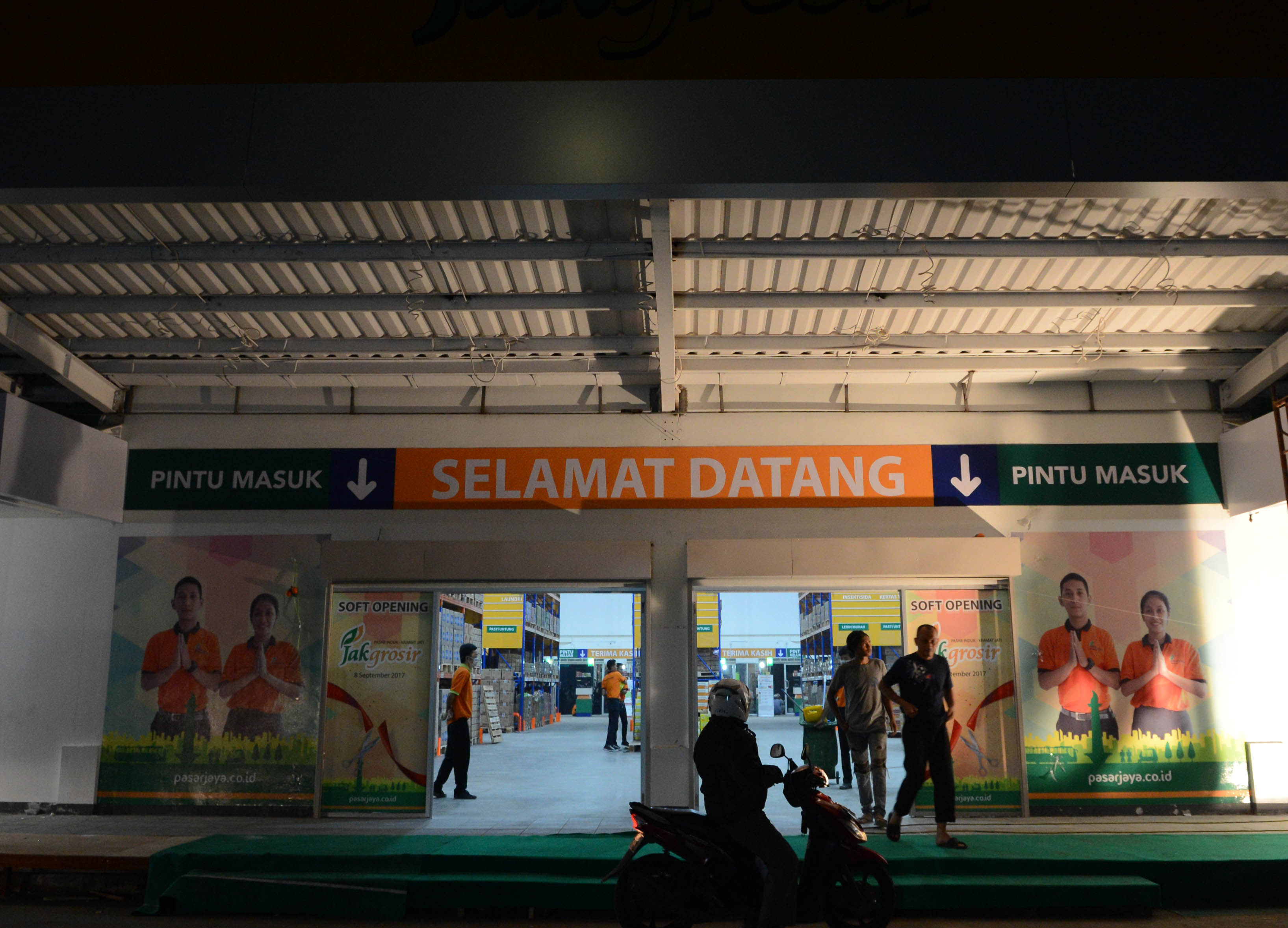  Pusat Perkulakan JakGrosir di Pasar Induk Kramat jati Jakarta Timur