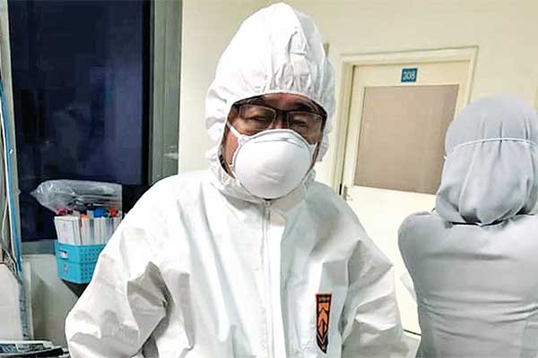 Dokter spesialis paru-paru Handoko Gunawan saat masih ikut menangani pasien covid-19.