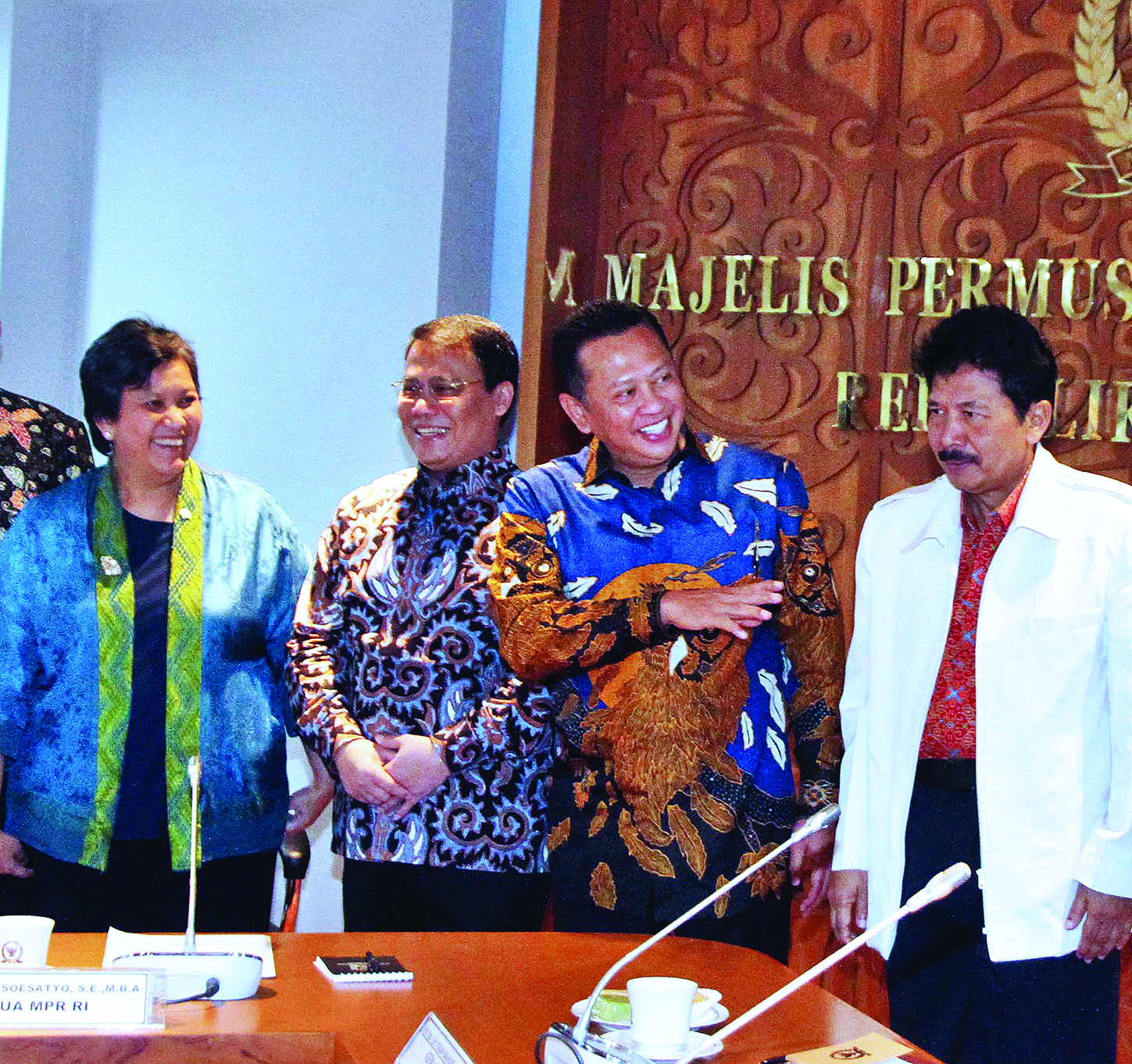 Ketua MPR Bambang Soesatyo (kedua dari kanan), Wakil Ketua MPR Lestari Moerdijat (kiri) dan Ahmad Basarah berbincang dengan Ketua BPIP.