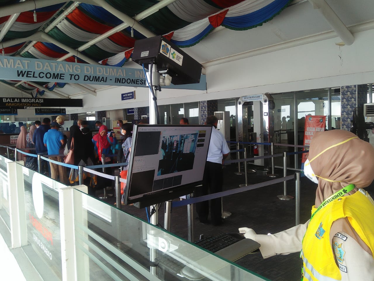 Pengawasan dan pemantauan di Pelabuhan Pelindo 1 Dumai diperketat setelah merebak virus korona di Indonesia. 