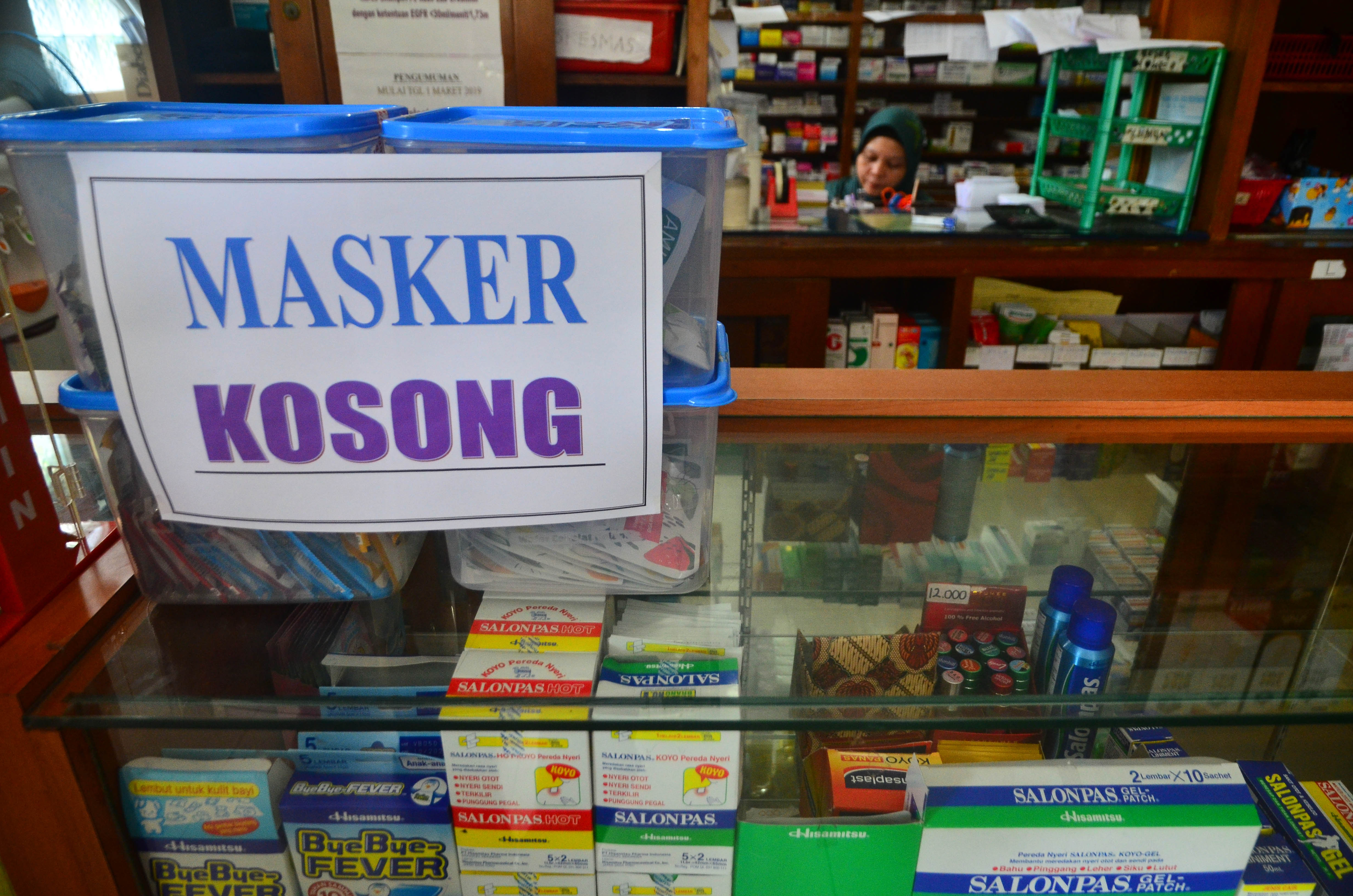 Pengumuman stok masker kosong terpasang di Apotek Pemerintah Daerah (Pemda) Kudus, Jawa Tengah.