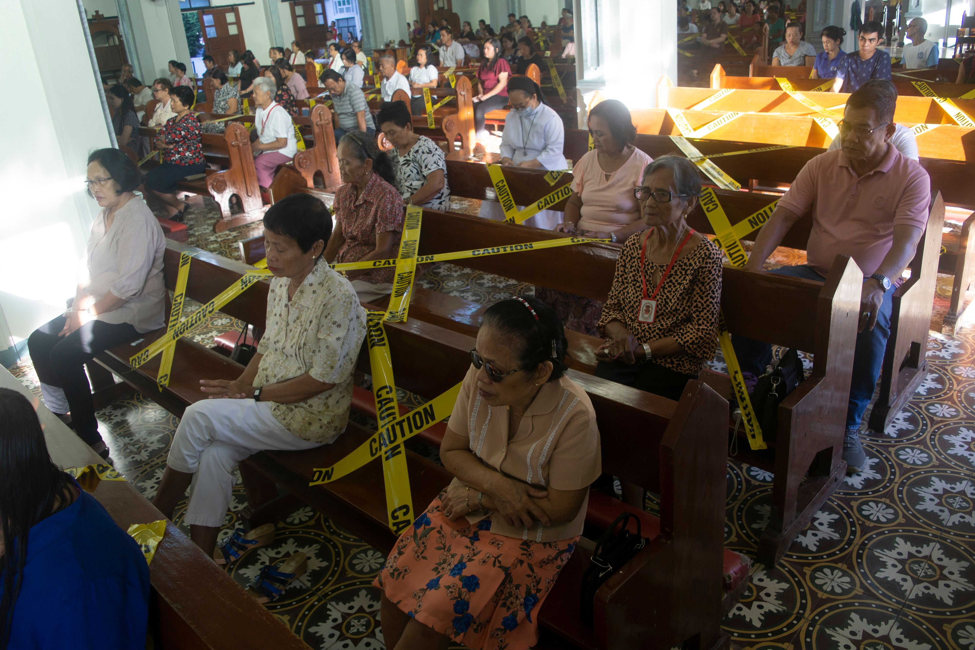 Penerapan Social Distancing di salah satu gereja di Filipina
