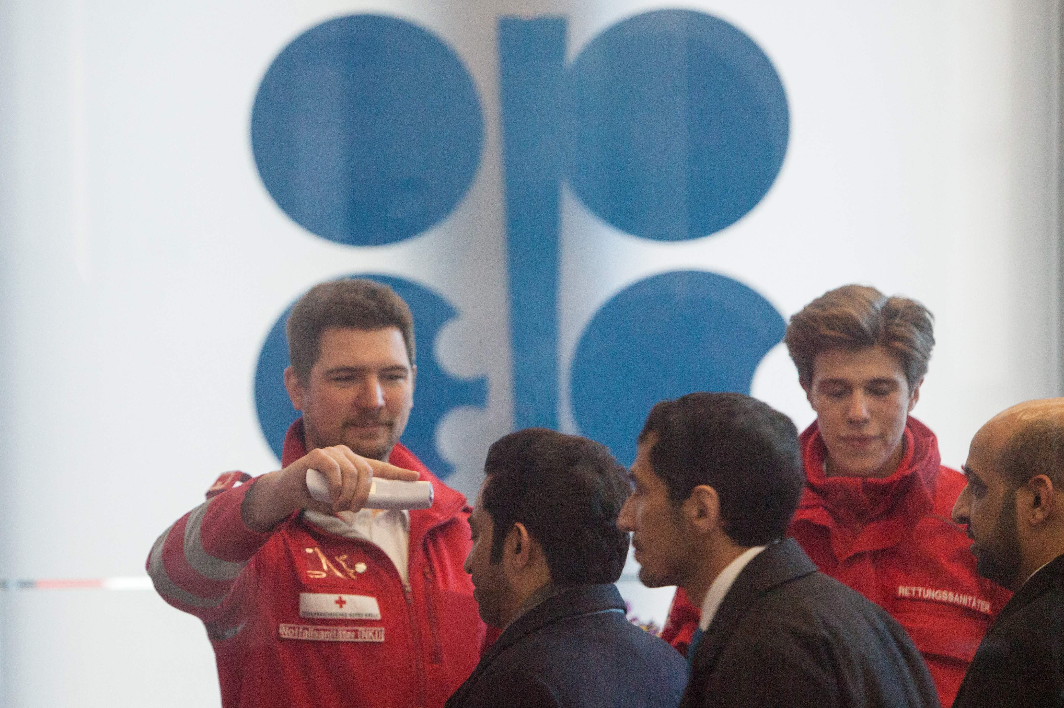 Petugas memeriksa suhu tubuh peserta pertemuan OPEC ke 178 yang berlangsung di Wina, Austria, Kamis (5/3/2020). 