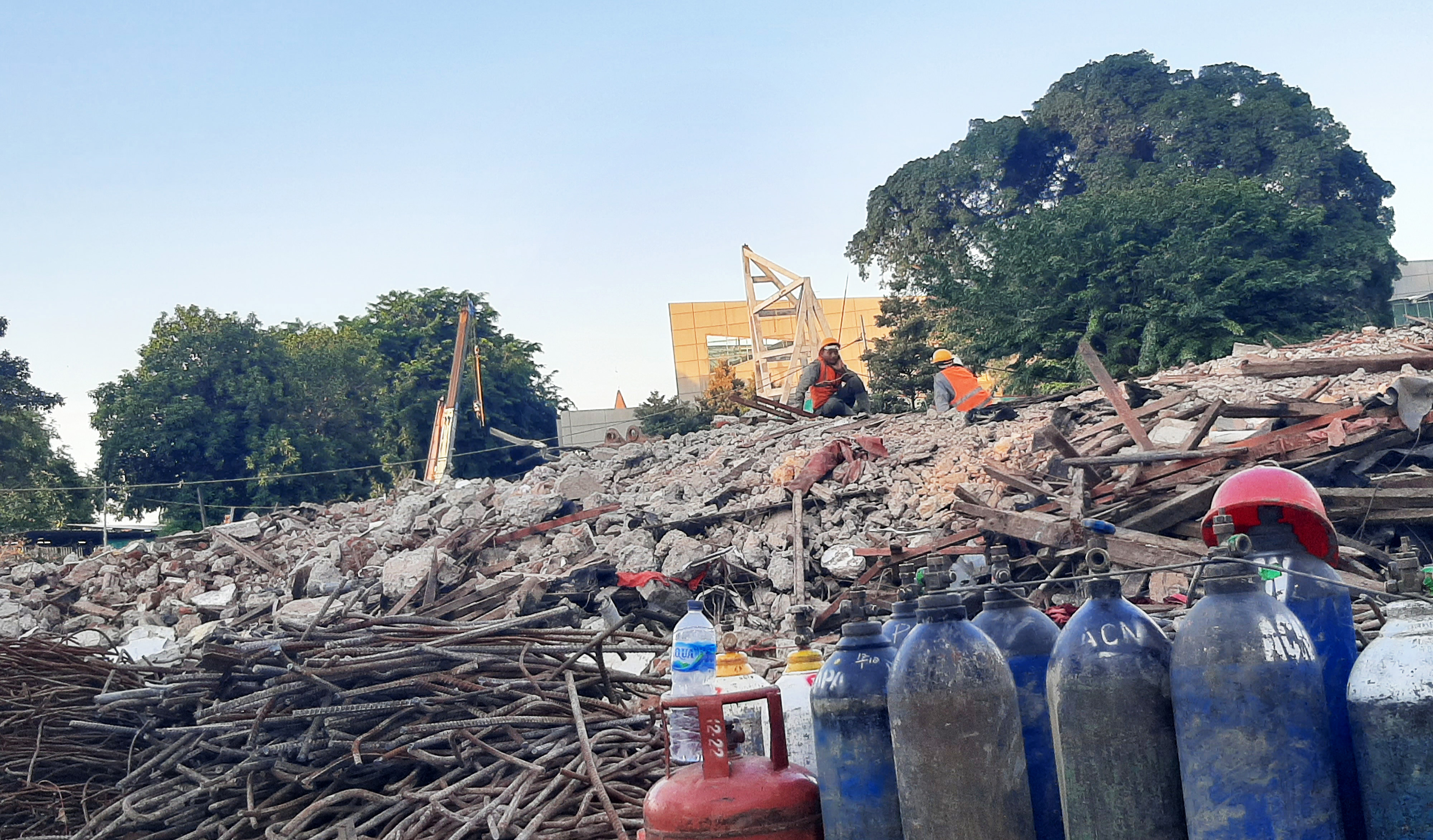 Dua pekerja di lokasi proyek revitalisasi TIM Jakarta