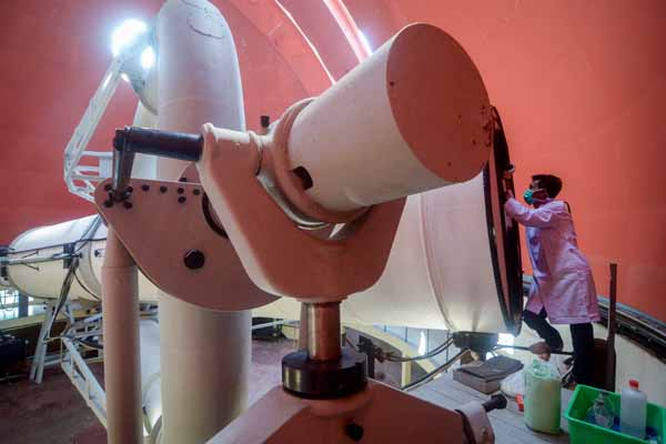 Petugas melakukan perawatan teleskop Zeiss di Observatorium Bosscha, Lembang, Kabupaten Bandung Barat.