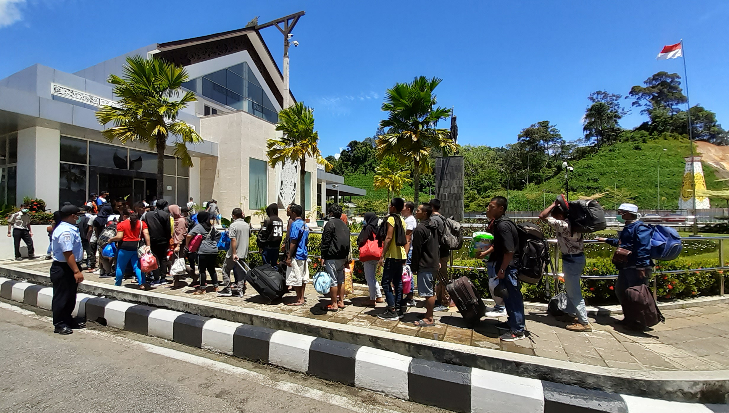 Sejumlah Pekerja Migran Indonesia antre memasuki gedung Pos Lintas Batas Negara Entikong, Kabupaten Sanggau, Kalbar.