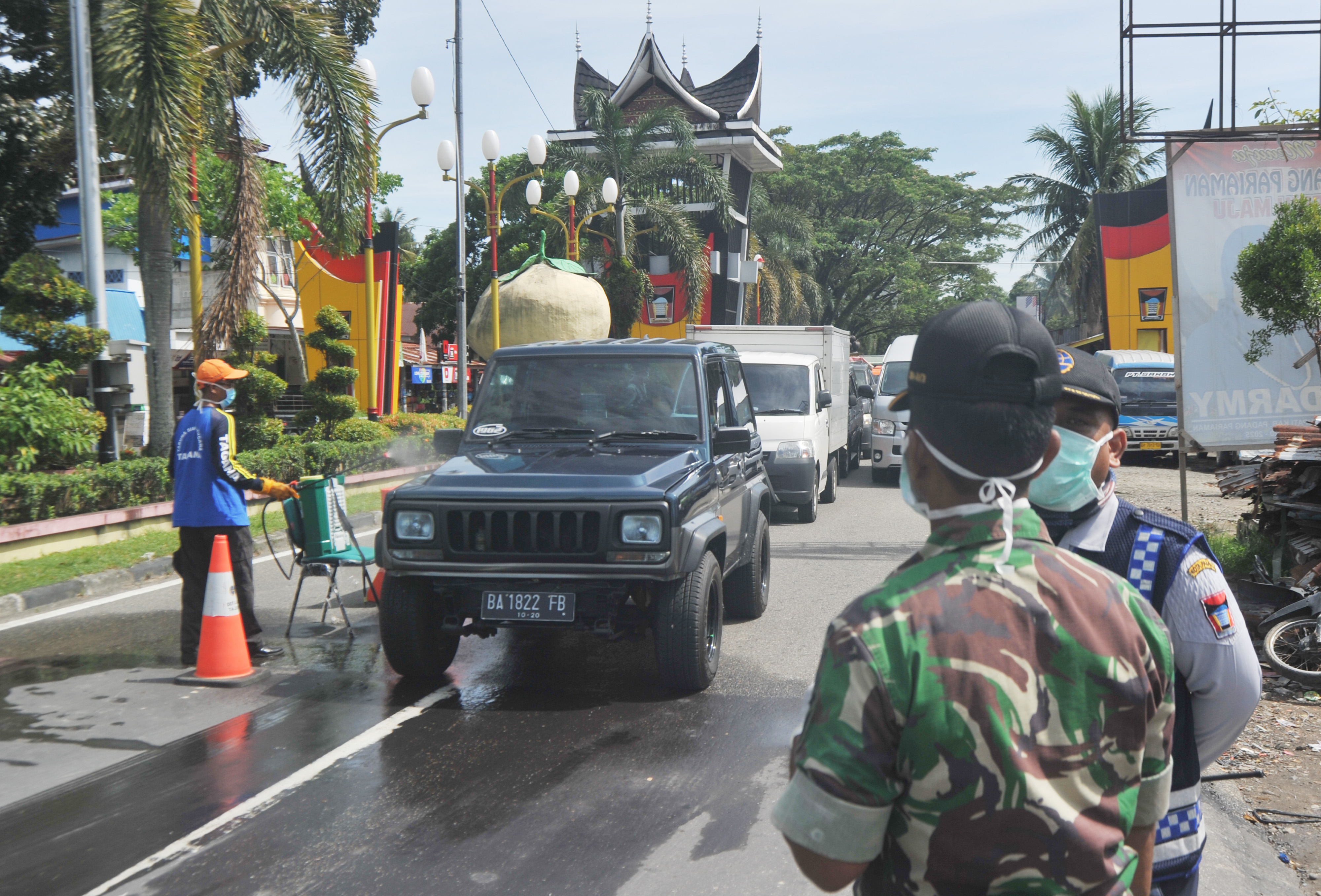  Petugas memeriksa kendaraan yang masuk Kota Padang, Sumatra Barat.