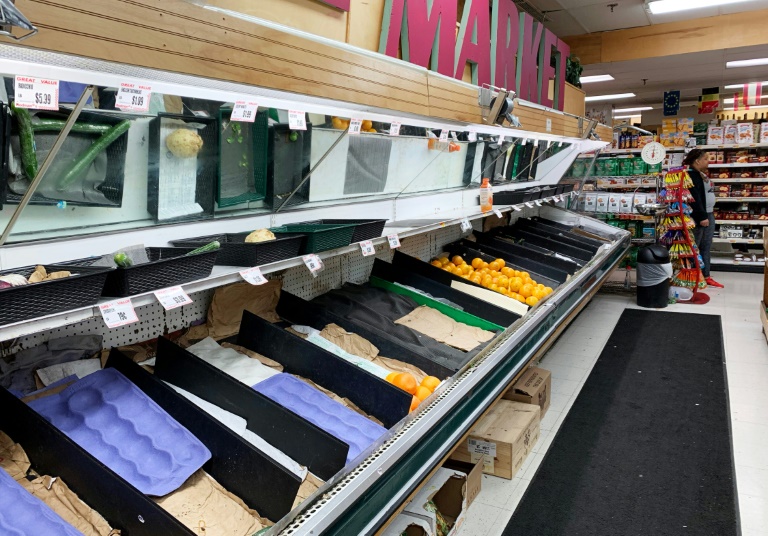 Rak makanan di sebuah supermarket di AS yang mayoritas kosong.