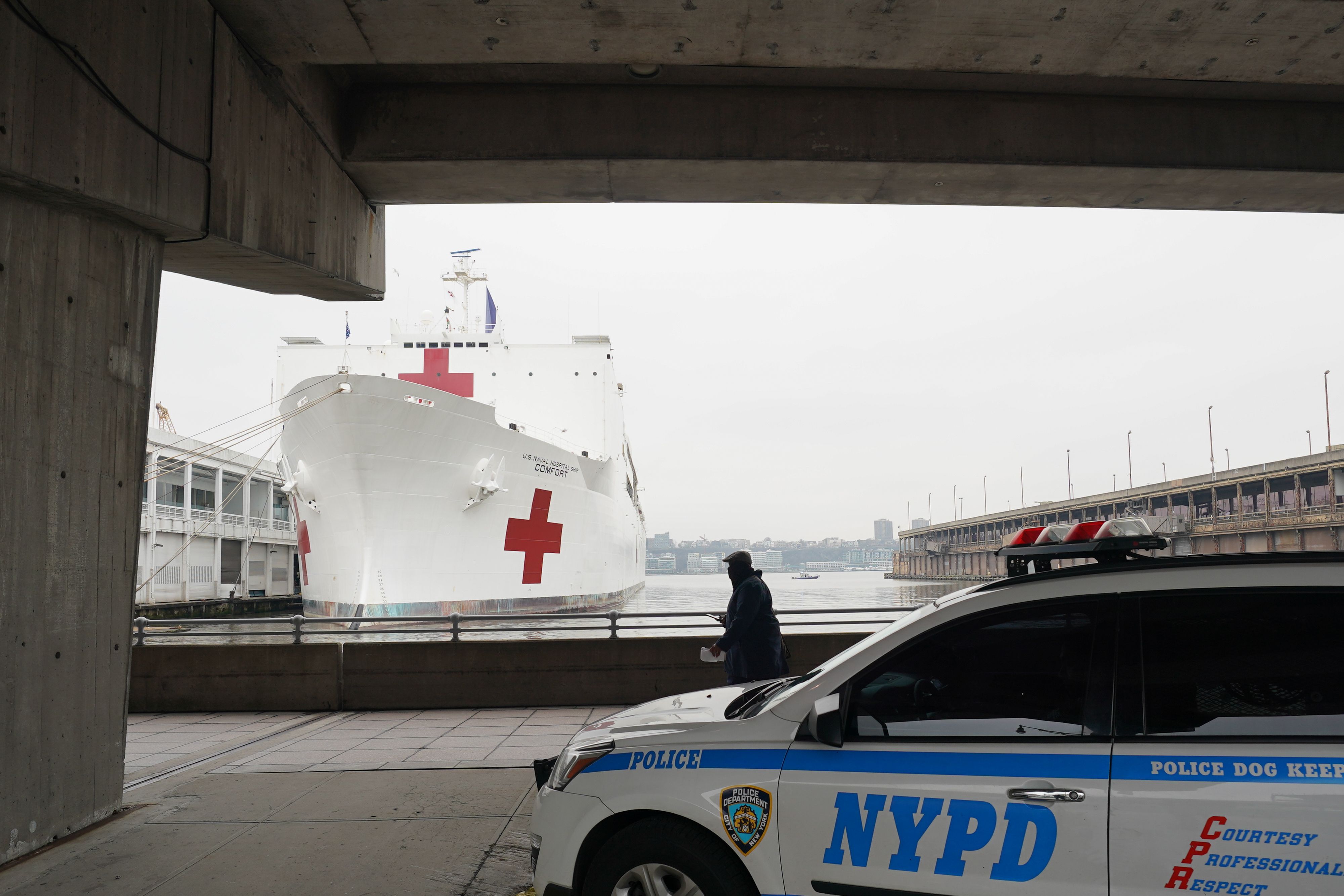 Kapal rumah sakit USNS Comfort berlabuh di New York, Amerika Serikat