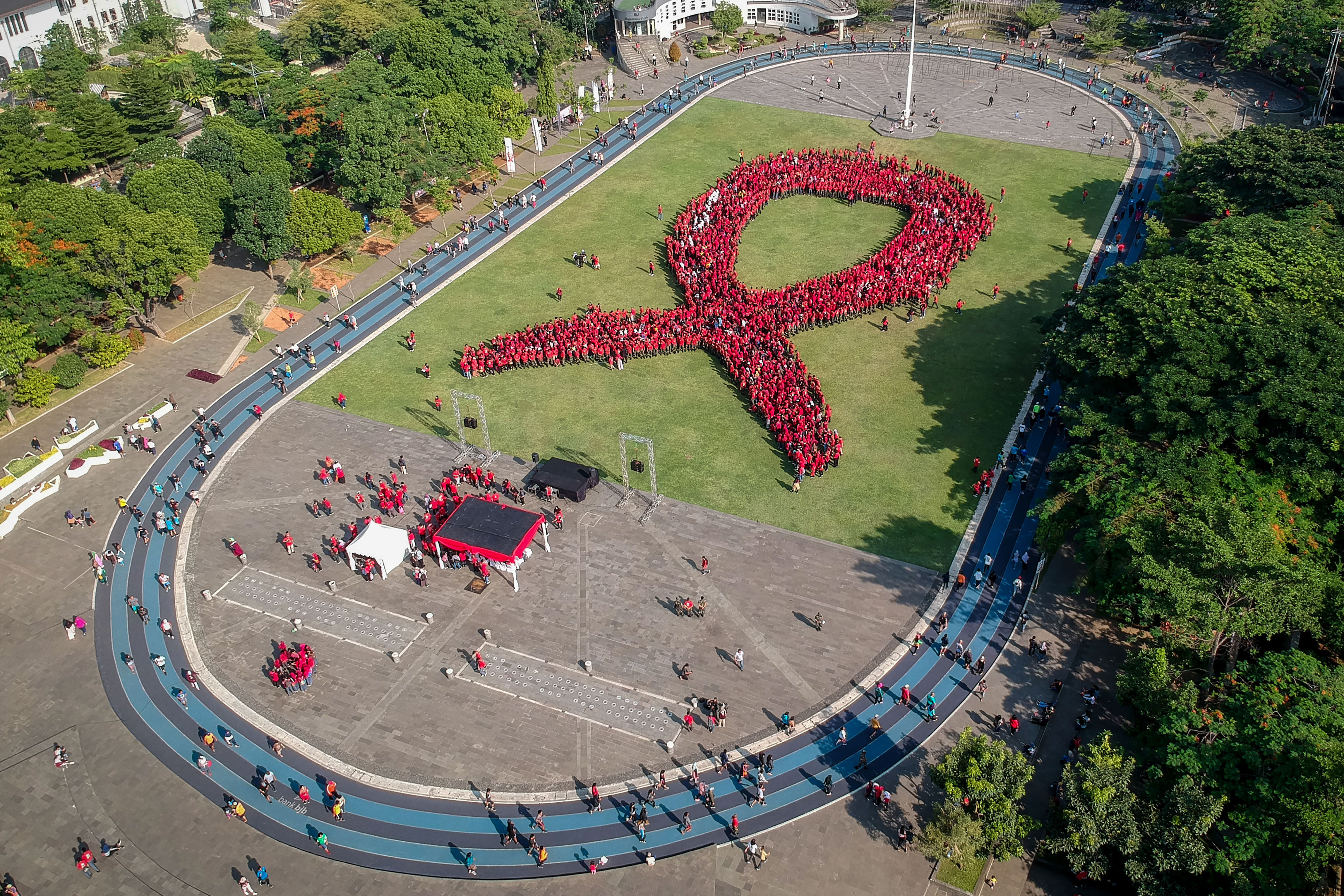 Formasi Pita Merah saat pemecahan rekor MURI di Lapangan Gasibu, Bandung, Jawa Barat,