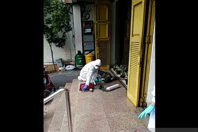 Tangkap layar video viral tim medis COVID-19 mengevakuasi seorang WNA yang pingsan di Tebet, Jakarta Selatan.
