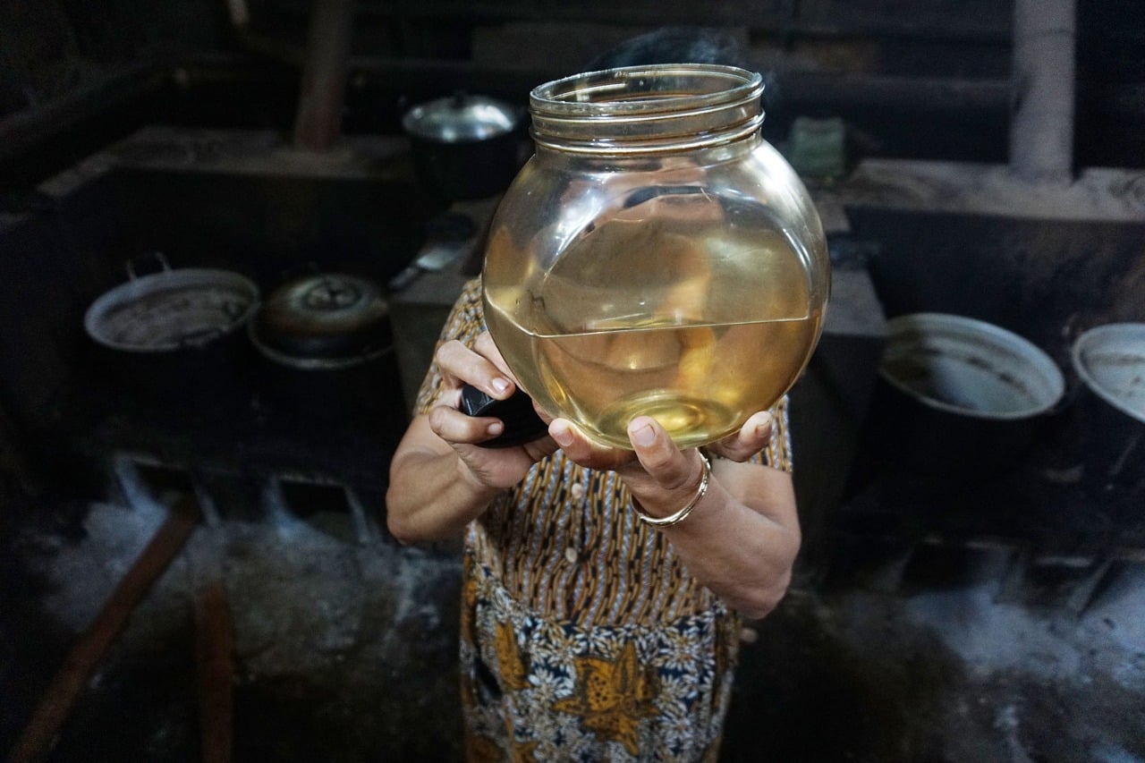 Perajin memperlihatkan minuman beralkohol tradisional ciu