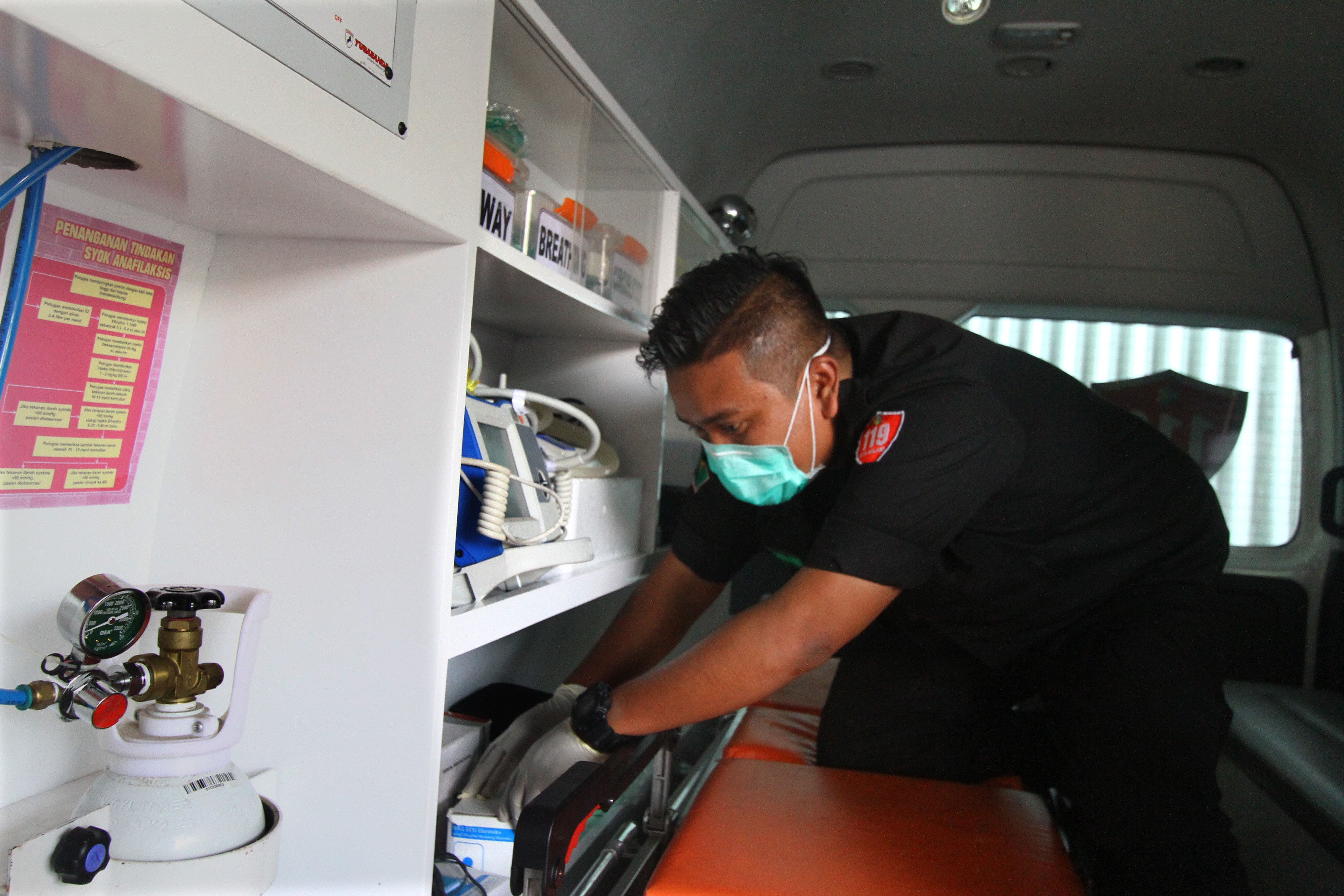 Petugas medis menata peralatan di dalam mobil ambulans di Pusat Informasi dan Layanan Darurat Corona di Malang,