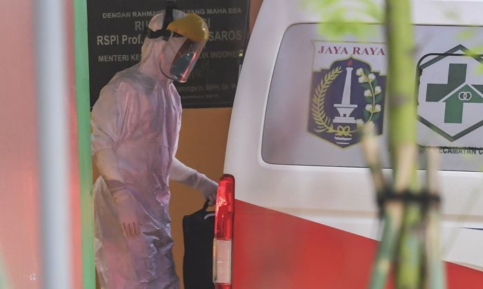 Petugas medis menggubakan APD