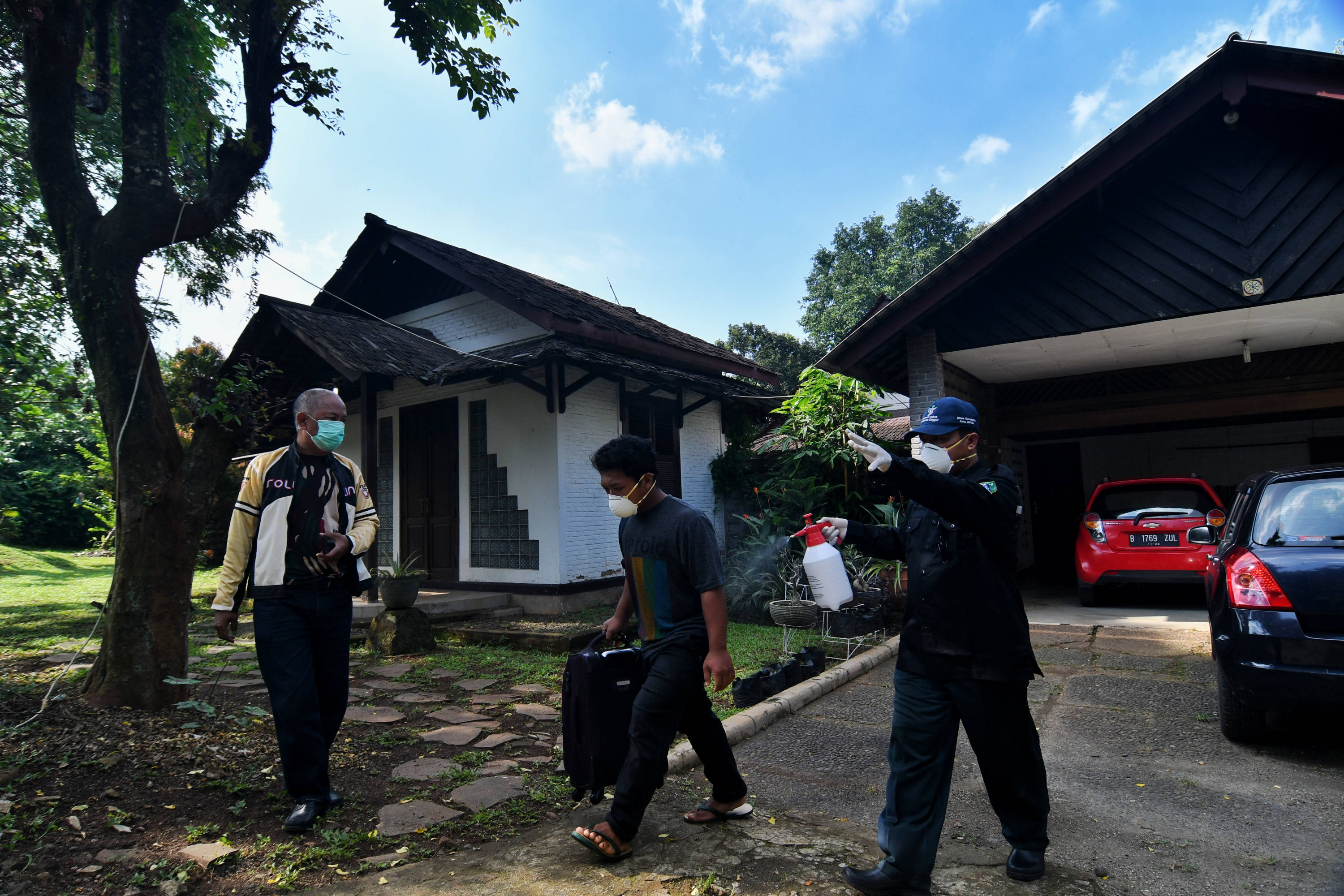 Petuigas Dinkes Kota Depok mengevakuasi pekerja di rumah pasien positif terinfeksi virus korona