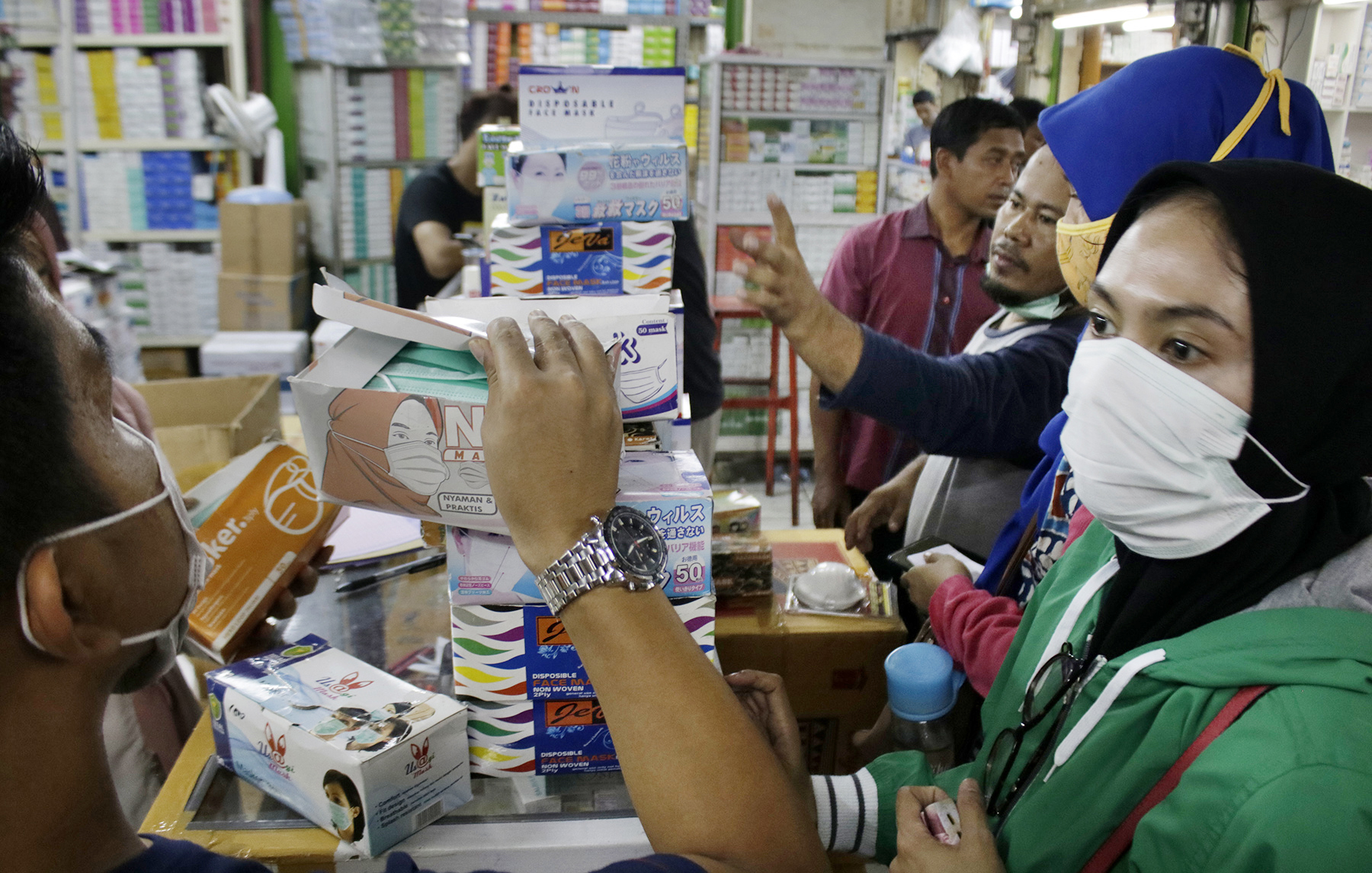  Calon pembeli memilih masker di Pasar Pramuka, Jakarta, Senin (2/3/2020). 