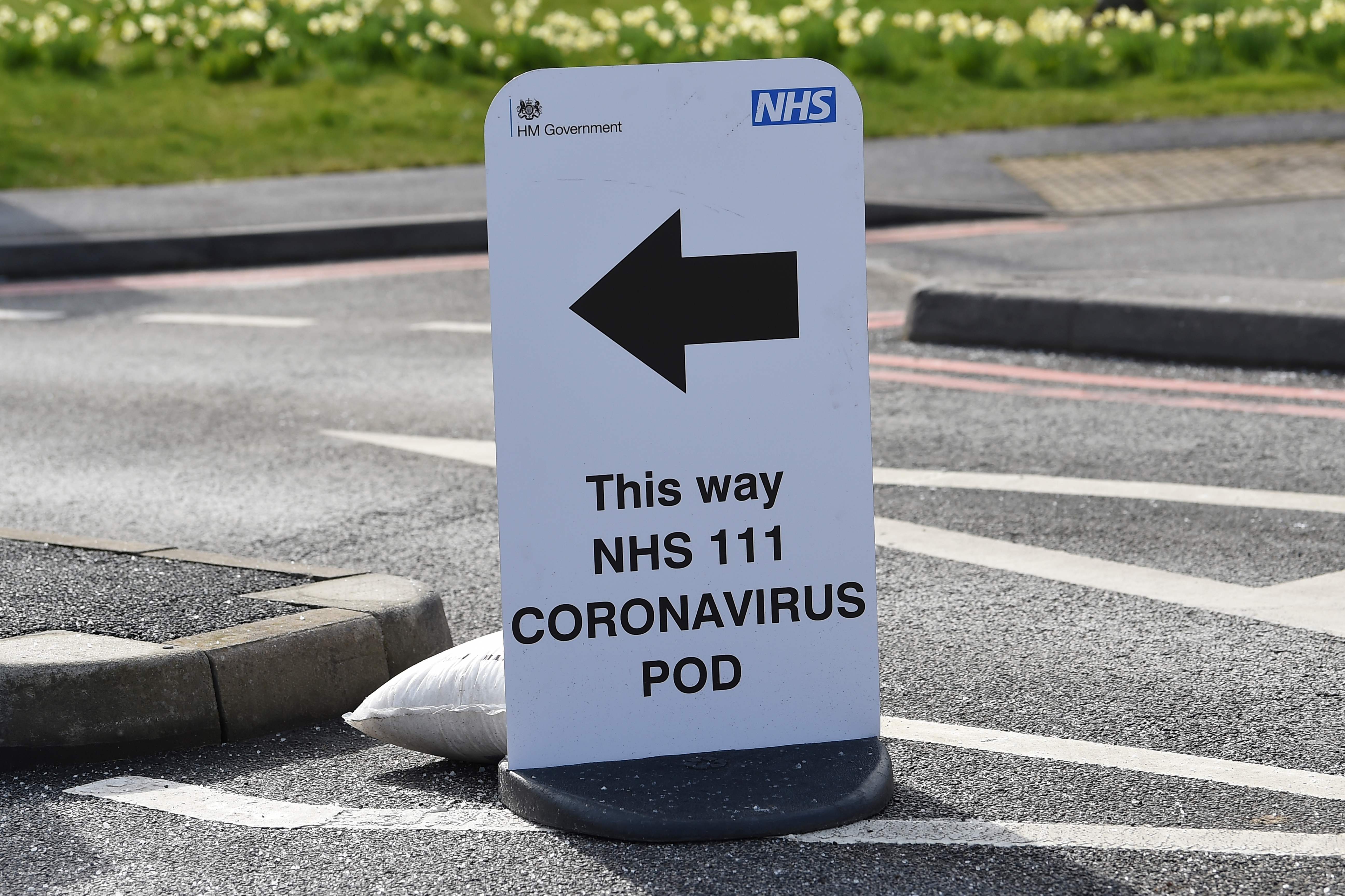 Papan petunjuk mengarahkan pasien yang merasa mengidap virus korona untuk diperiksa di sebuah rumah sakit di Wakefield, Inggris.