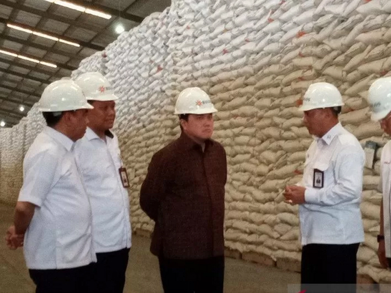 Menteri BUMN Erick Thohir (tengah) saat mengecek stok beras di gudang Bulog, Jakarta, Rabu (4/3)