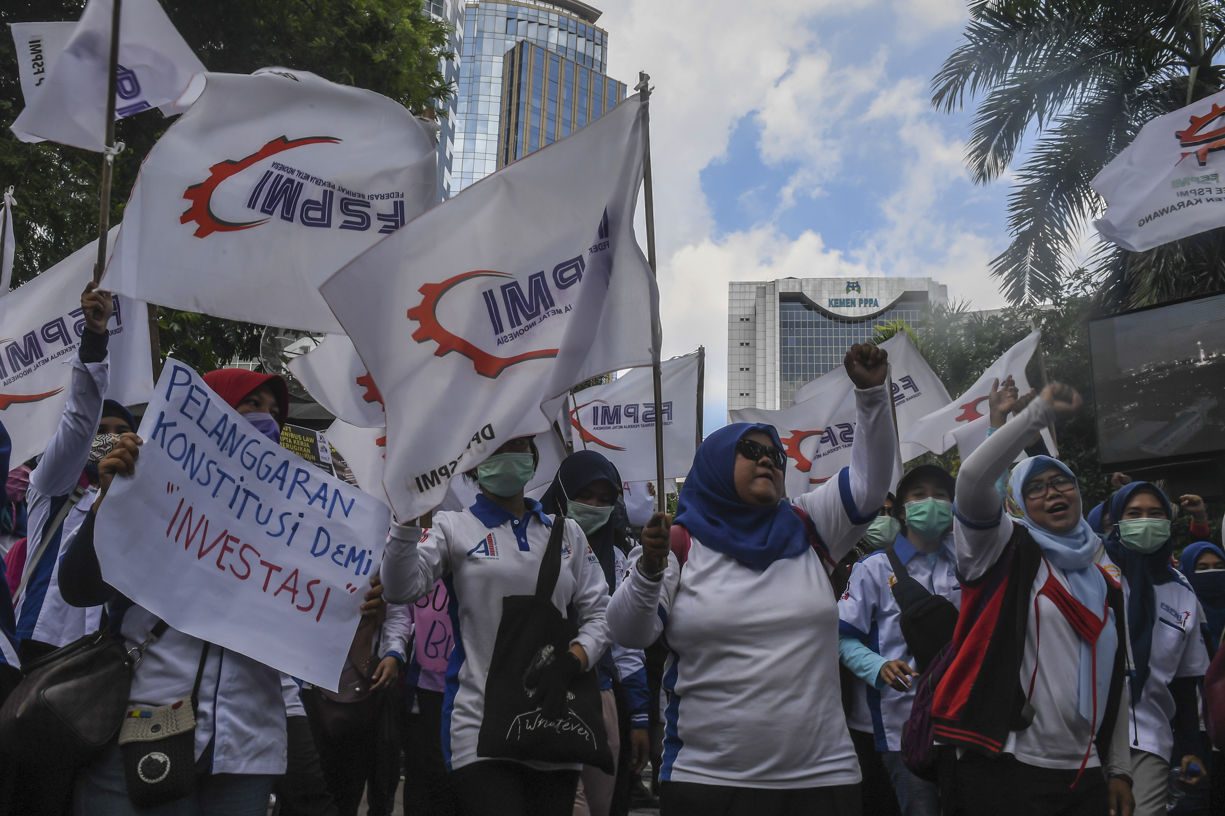 Pekerja perempuan melakukan aksi di depan kantor Kementerian PPPA, Jakarta, Jumat (6/3/2020).