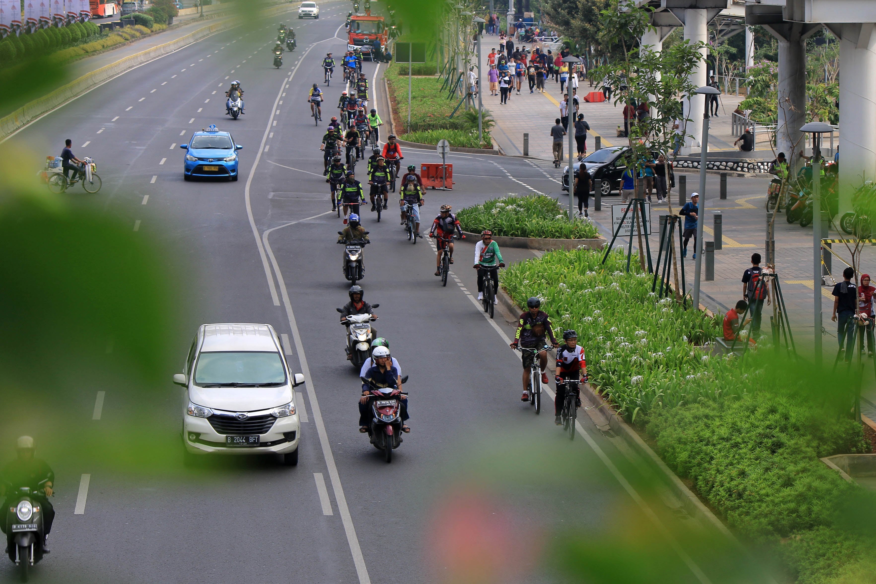 Ilustrasi--Sejumlah pesepeda beraktivitas di Kawasan Bunderan Hotel Indonesia, Jakarta Pusat meski CFD ditiadakan.