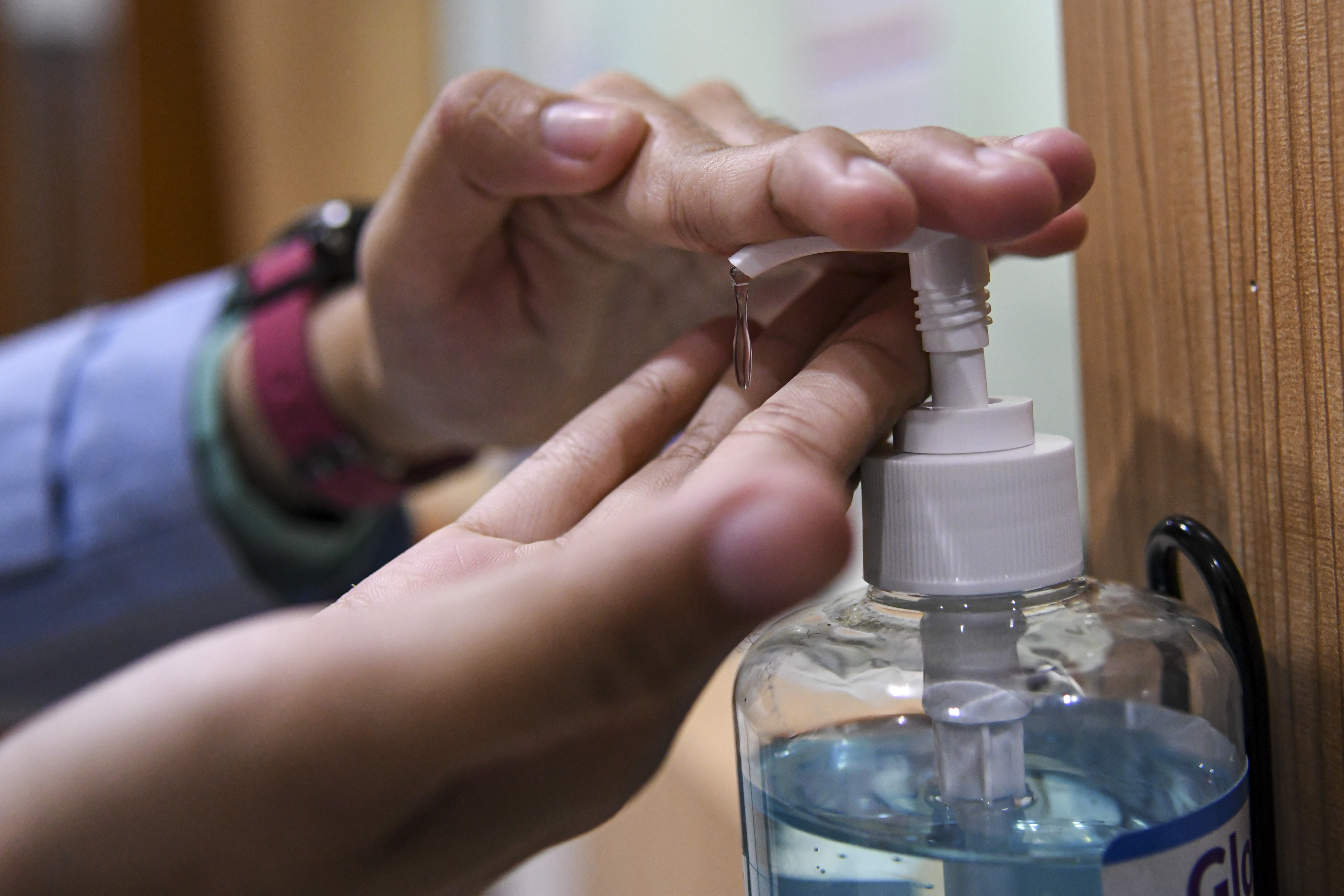 Warga menggunakan hand sanitizer
