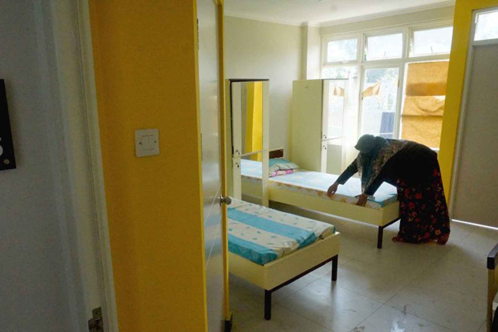 Relawan merapikan tempat tidur di RS darurat covid-19 di Rusunawa IAIN Tulungagung, Jawa Timur.